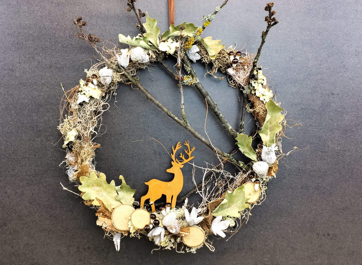Türkranz Herbst Herbstlich Türschmuck Modern Hirsch Wunschgröße Tür Schmuck Lärche Zapfen Boho Eicheln Natur Moos Buchecker Winterlich – handgemacht aus Seiden- und Kunstblumen, langlebig & pflegeleicht von SarahsFlowerStudio