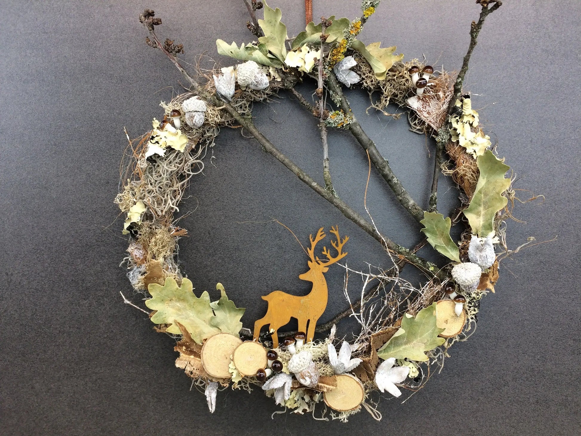 Türkranz Herbst Herbstlich Türschmuck Modern Hirsch Wunschgröße Tür Schmuck Lärche Zapfen Boho Eicheln Natur Moos Buchecker Winterlich – handgemacht aus Seiden- und Kunstblumen, langlebig & pflegeleicht von SarahsFlowerStudio