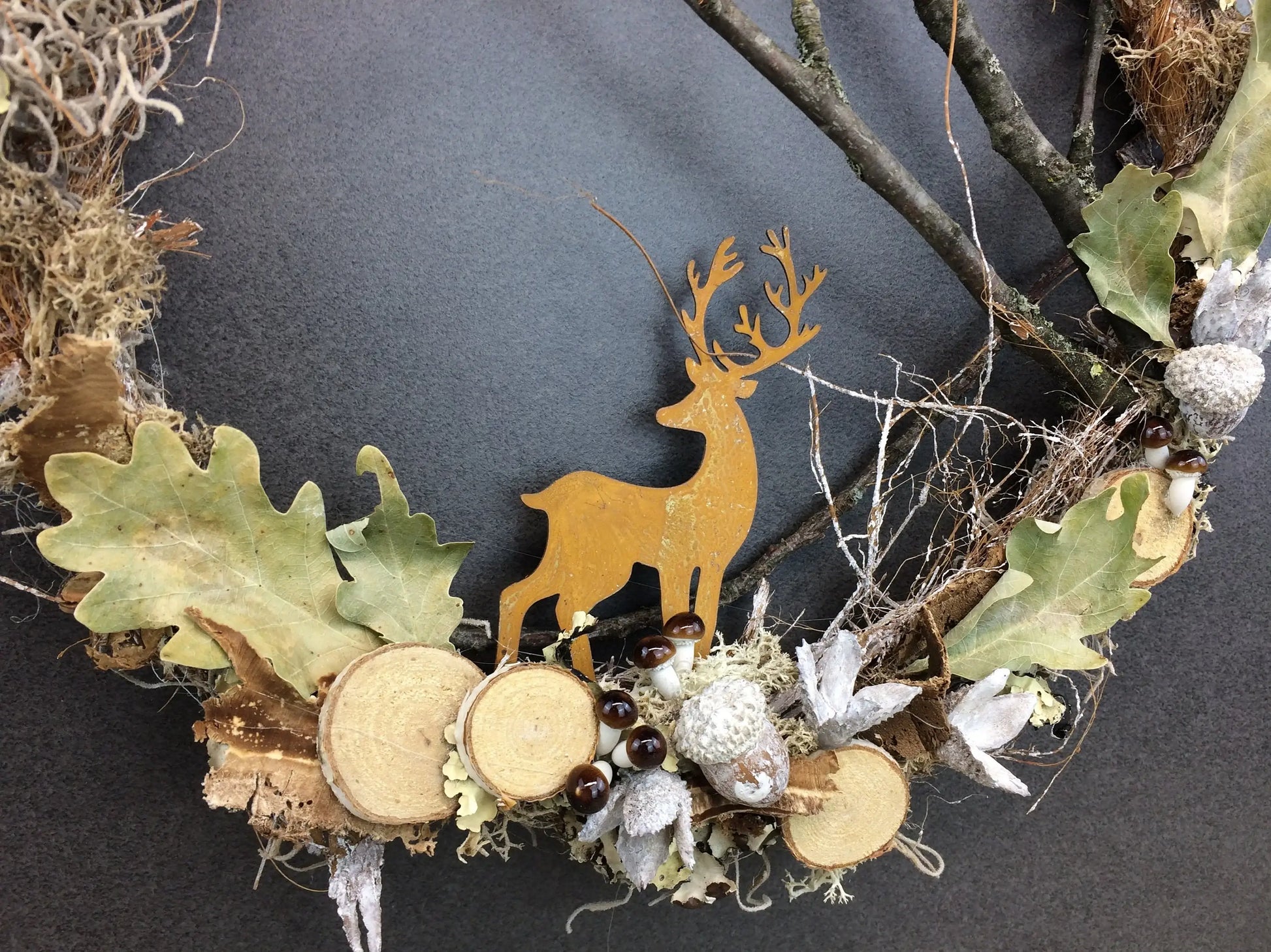 Türkranz Herbst Herbstlich Türschmuck Modern Hirsch Wunschgröße Tür Schmuck Lärche Zapfen Boho Eicheln Natur Moos Buchecker Winterlich – handgemacht aus Seiden- und Kunstblumen, langlebig & pflegeleicht von SarahsFlowerStudio