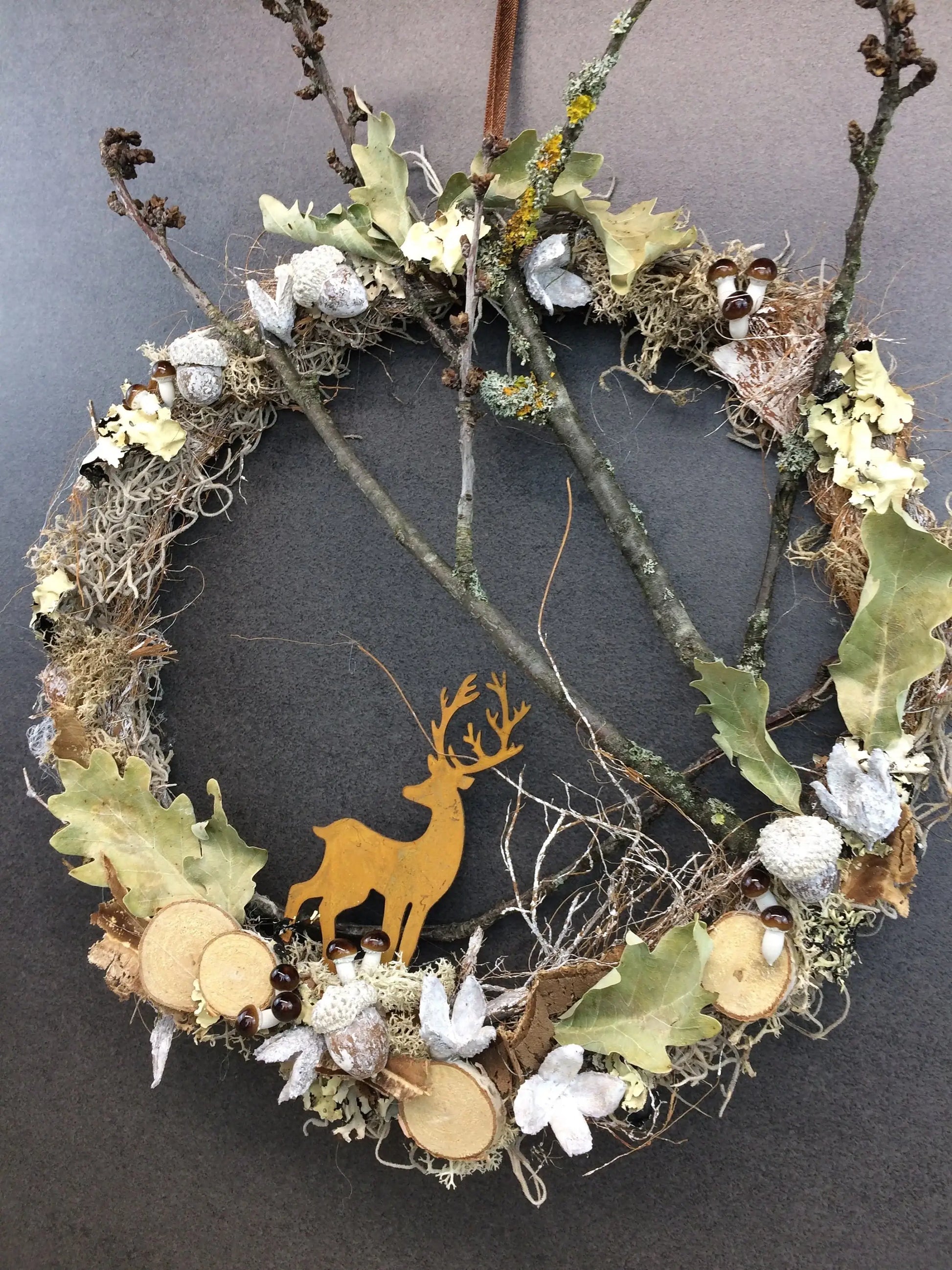 Türkranz Herbst Herbstlich Türschmuck Modern Hirsch Wunschgröße Tür Schmuck Lärche Zapfen Boho Eicheln Natur Moos Buchecker Winterlich – handgemacht aus Seiden- und Kunstblumen, langlebig & pflegeleicht von SarahsFlowerStudio