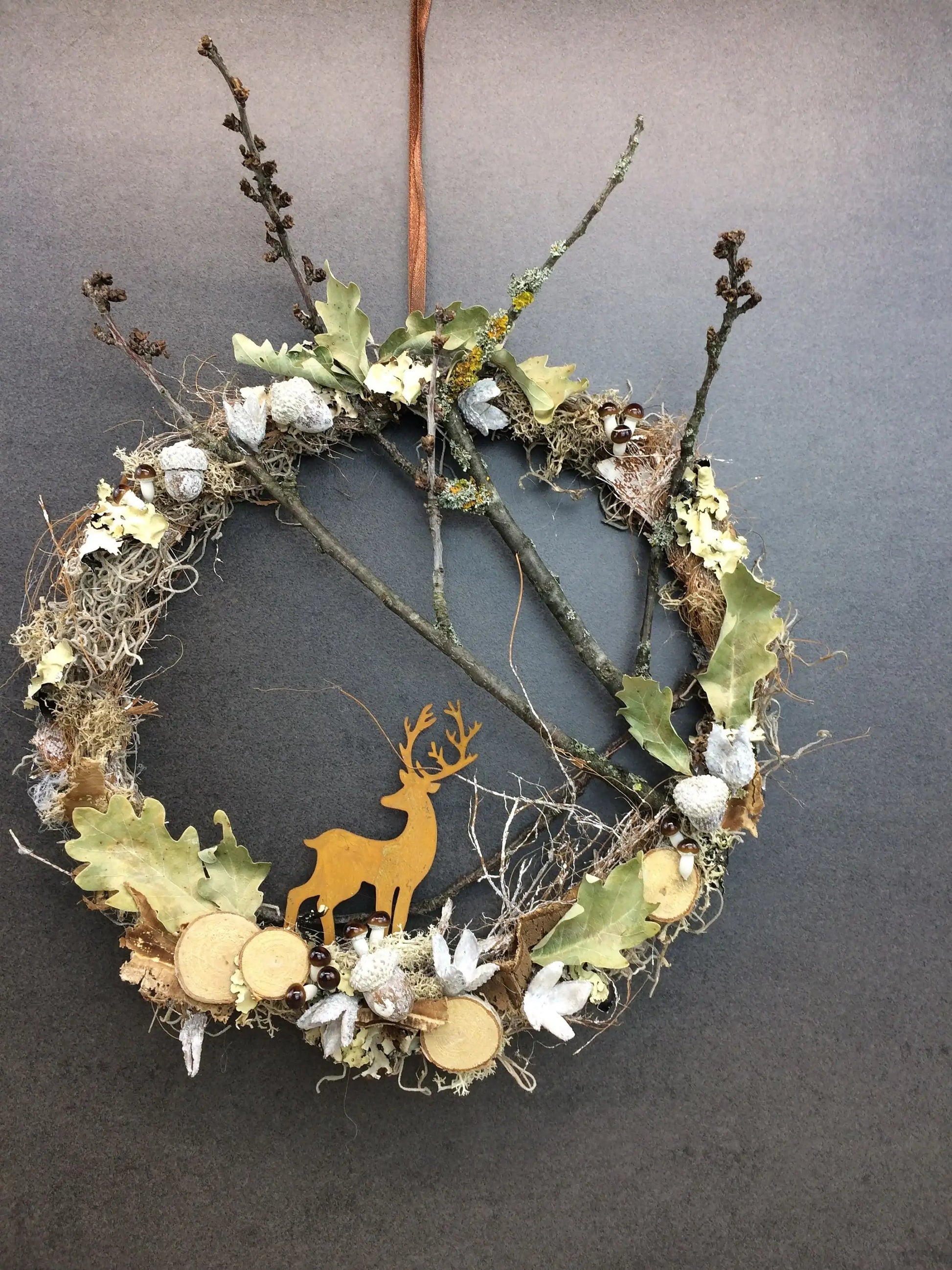 Türkranz Herbst Herbstlich Türschmuck Modern Hirsch Wunschgröße Tür Schmuck Lärche Zapfen Boho Eicheln Natur Moos Buchecker Winterlich – handgemacht aus Seiden- und Kunstblumen, langlebig & pflegeleicht von SarahsFlowerStudio