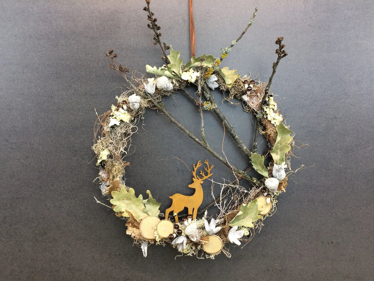 Türkranz Herbst Herbstlich Türschmuck Modern Hirsch Wunschgröße Tür Schmuck Lärche Zapfen Boho Eicheln Natur Moos Buchecker Winterlich – handgemacht aus Seiden- und Kunstblumen, langlebig & pflegeleicht von SarahsFlowerStudio