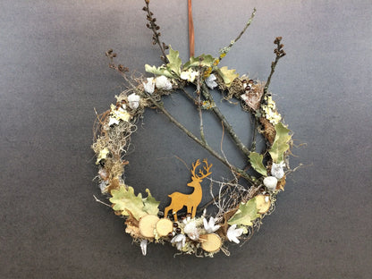 Türkranz Herbst Herbstlich Türschmuck Modern Hirsch Wunschgröße Tür Schmuck Lärche Zapfen Boho Eicheln Natur Moos Buchecker Winterlich – handgemacht aus Seiden- und Kunstblumen, langlebig & pflegeleicht von SarahsFlowerStudio