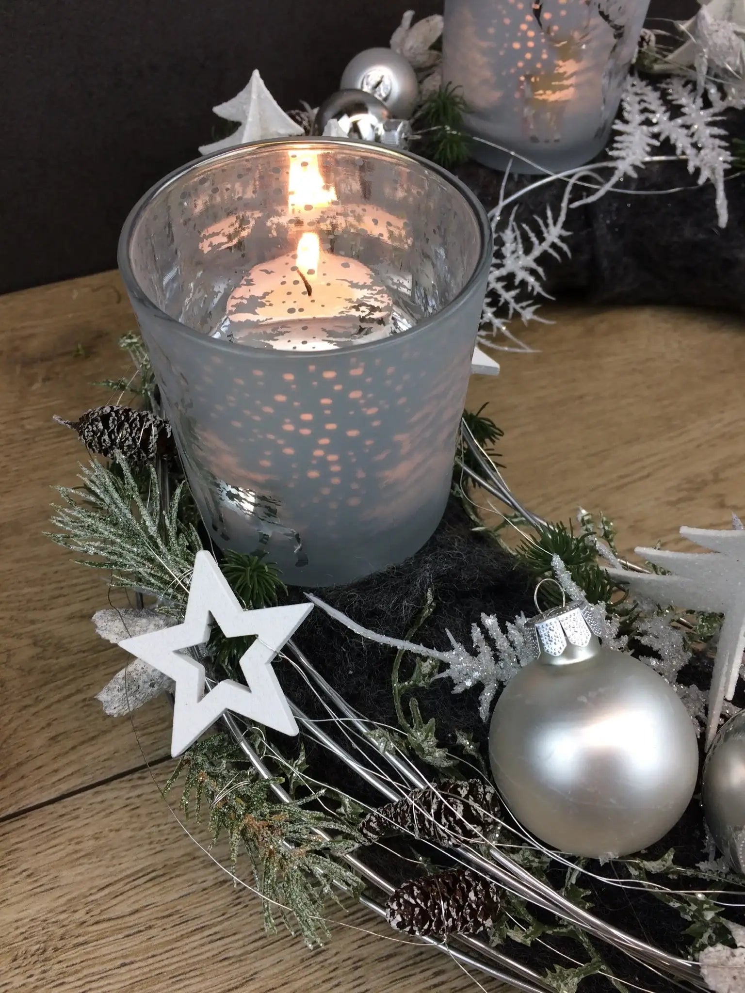 Adventskranz Adventskalender Gläser Zapfen Zimt 20er LED Lichterkette Kugeln Kerzen Tanne Filz Modern Natürlich Getrocknet Künstlich Haltbar – handgemacht aus Seiden- und Kunstblumen, langlebig & pflegeleicht von SarahsFlowerStudio