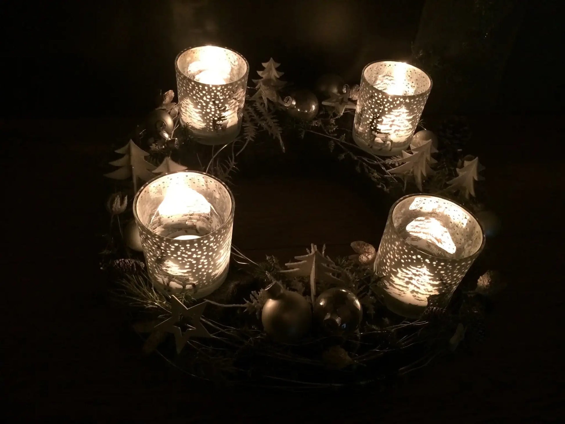 Adventskranz Adventskalender Gläser Zapfen Zimt 20er LED Lichterkette Kugeln Kerzen Tanne Filz Modern Natürlich Getrocknet Künstlich Haltbar – handgemacht aus Seiden- und Kunstblumen, langlebig & pflegeleicht von SarahsFlowerStudio