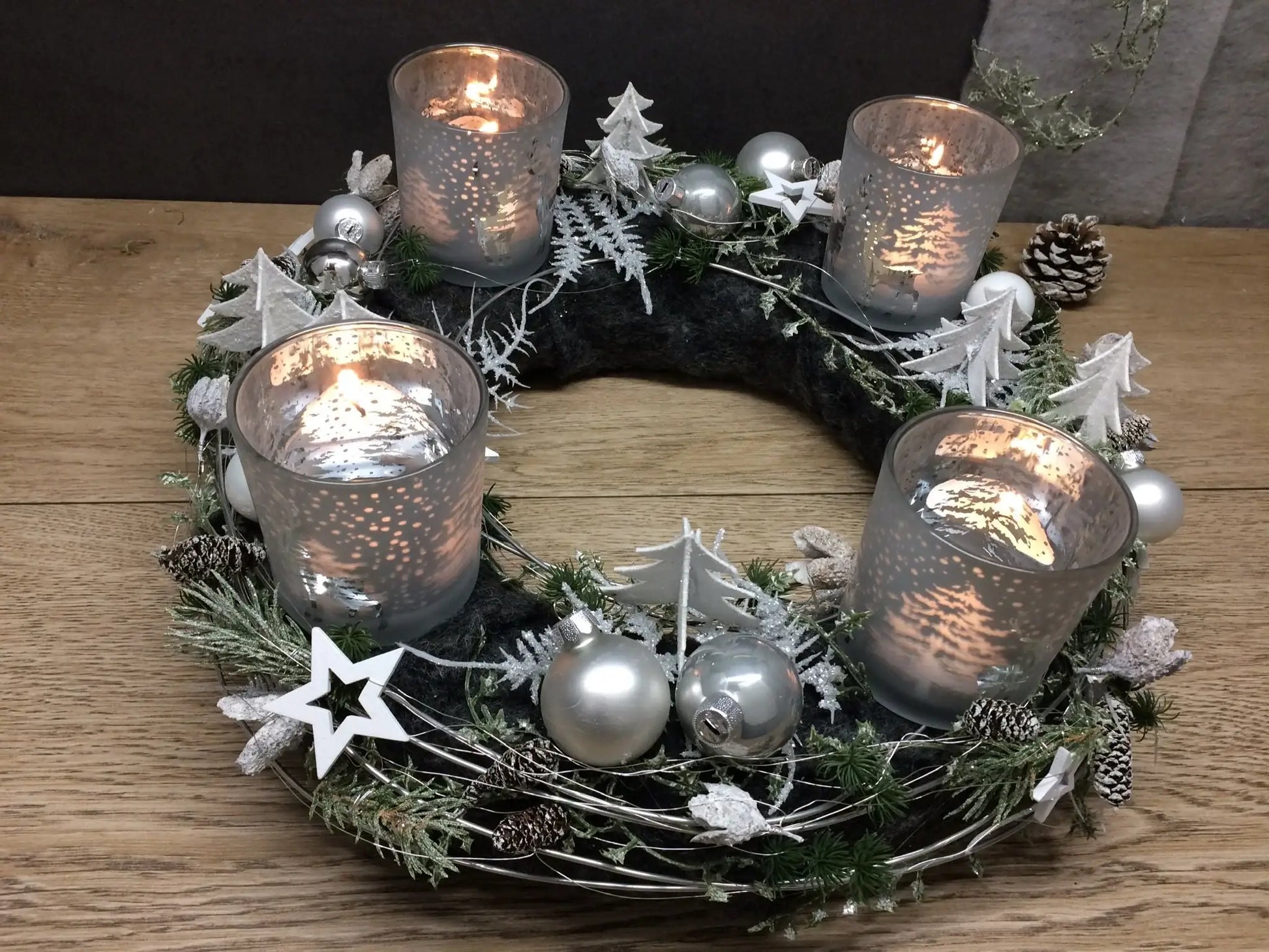 Adventskranz Adventskalender Gläser Zapfen Zimt 20er LED Lichterkette Kugeln Kerzen Tanne Filz Modern Natürlich Getrocknet Künstlich Haltbar – handgemacht aus Seiden- und Kunstblumen, langlebig & pflegeleicht von SarahsFlowerStudio