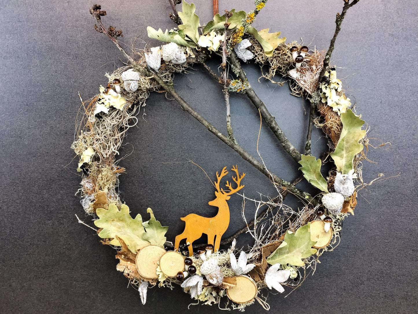 Türkranz Herbst Herbstlich Türschmuck Modern Hirsch Wunschgröße Tür Schmuck Lärche Zapfen Boho Eicheln Natur Moos Buchecker Winterlich – handgemacht aus Seiden- und Kunstblumen, langlebig & pflegeleicht von SarahsFlowerStudio