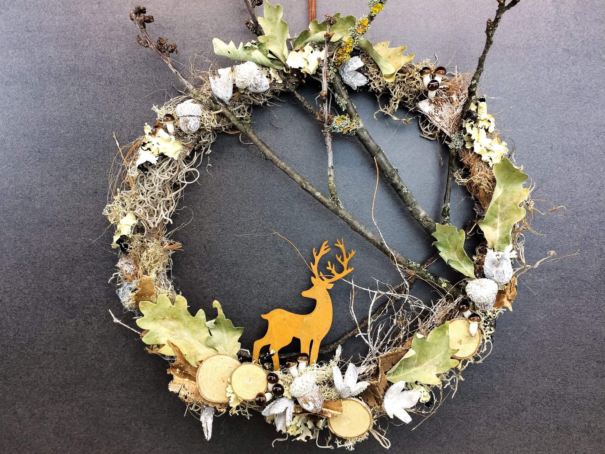 Türkranz Herbst Herbstlich Türschmuck Modern Hirsch Wunschgröße Tür Schmuck Lärche Zapfen Boho Eicheln Natur Moos Buchecker Winterlich – handgemacht aus Seiden- und Kunstblumen, langlebig & pflegeleicht von SarahsFlowerStudio
