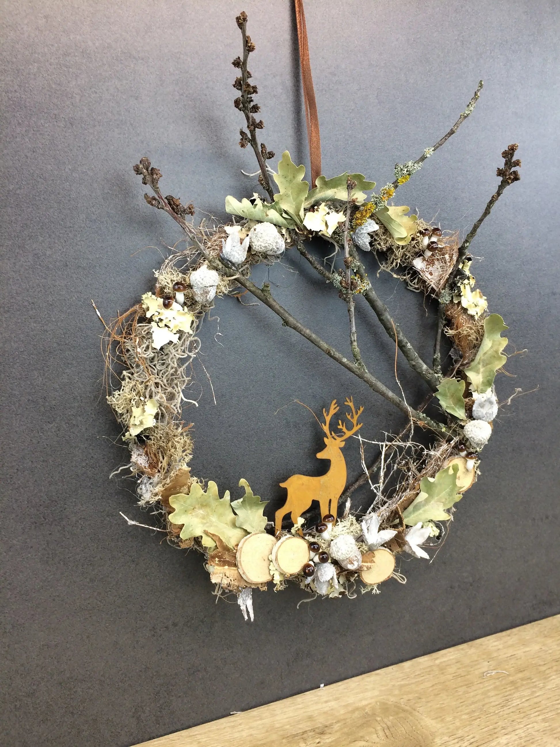 Türkranz Herbst Herbstlich Türschmuck Modern Hirsch Wunschgröße Tür Schmuck Lärche Zapfen Boho Eicheln Natur Moos Buchecker Winterlich – handgemacht aus Seiden- und Kunstblumen, langlebig & pflegeleicht von SarahsFlowerStudio