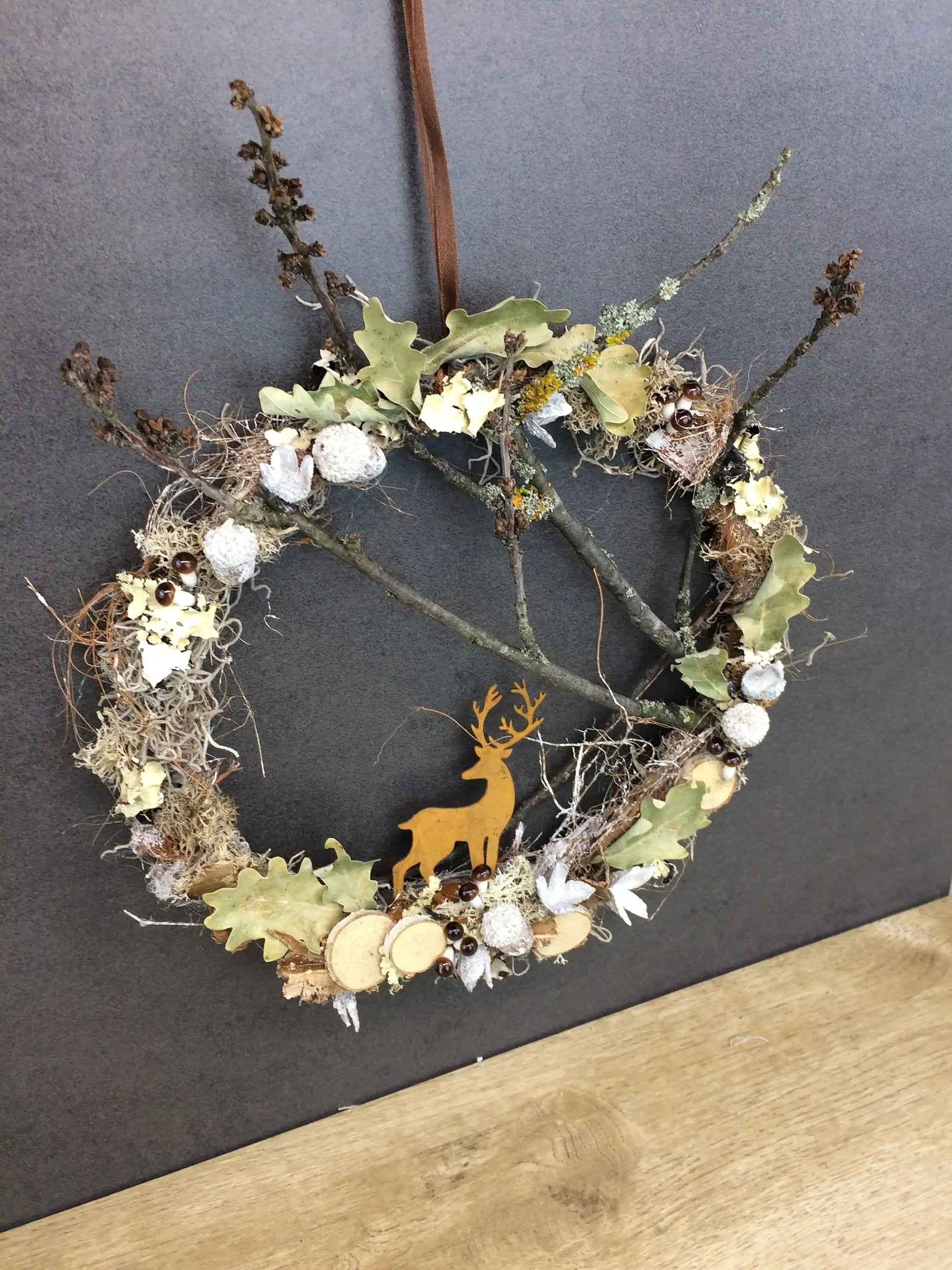 Türkranz Herbst Herbstlich Türschmuck Modern Hirsch Wunschgröße Tür Schmuck Lärche Zapfen Boho Eicheln Natur Moos Buchecker Winterlich – handgemacht aus Seiden- und Kunstblumen, langlebig & pflegeleicht von SarahsFlowerStudio