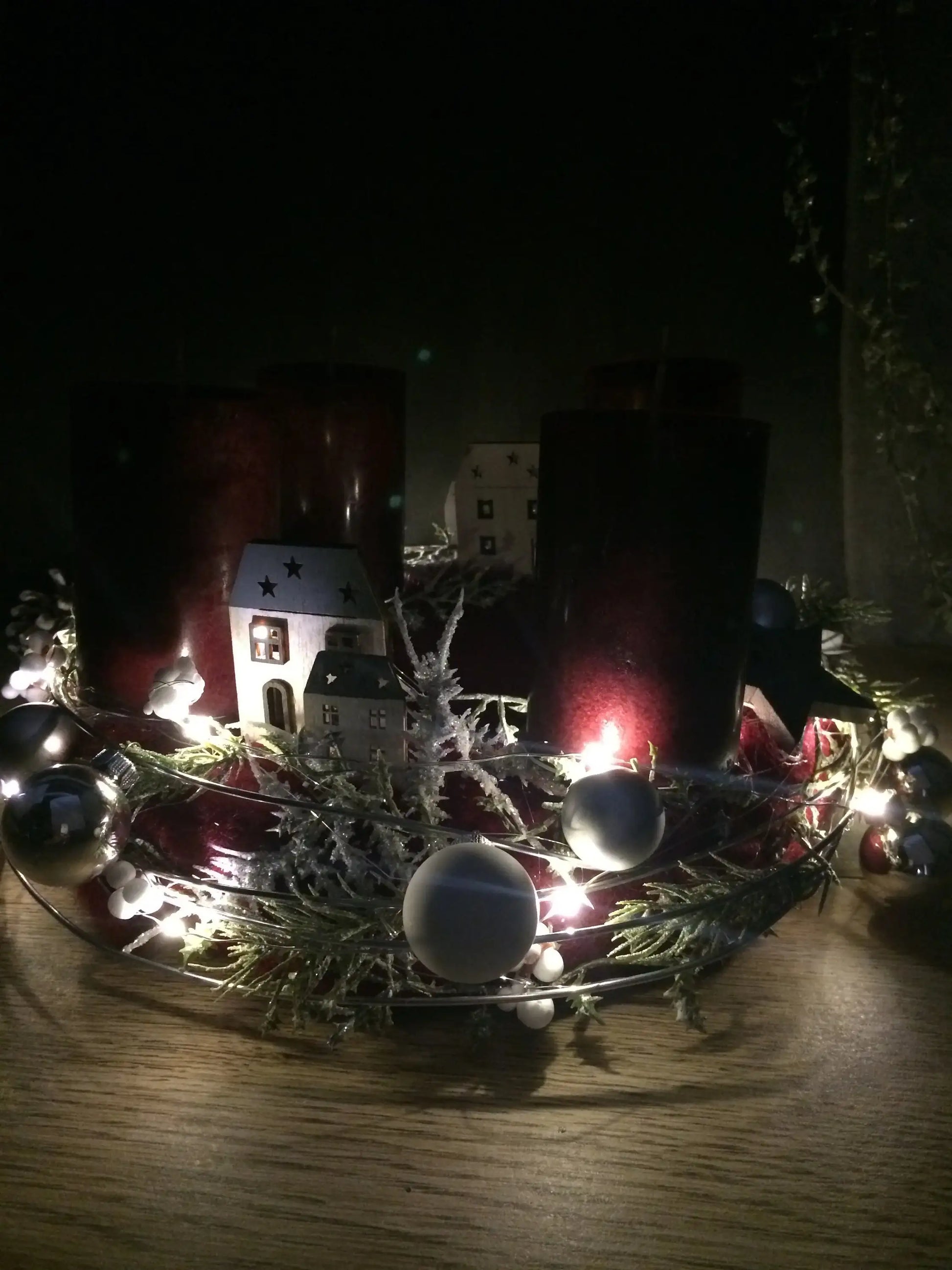 Adventskranz Adventskalender LED Lichterkette Häuser Große Kerzen Kugeln Sterne Tanne Silberdraht – handgemacht aus Seiden- und Kunstblumen, langlebig & pflegeleicht von SarahsFlowerStudio