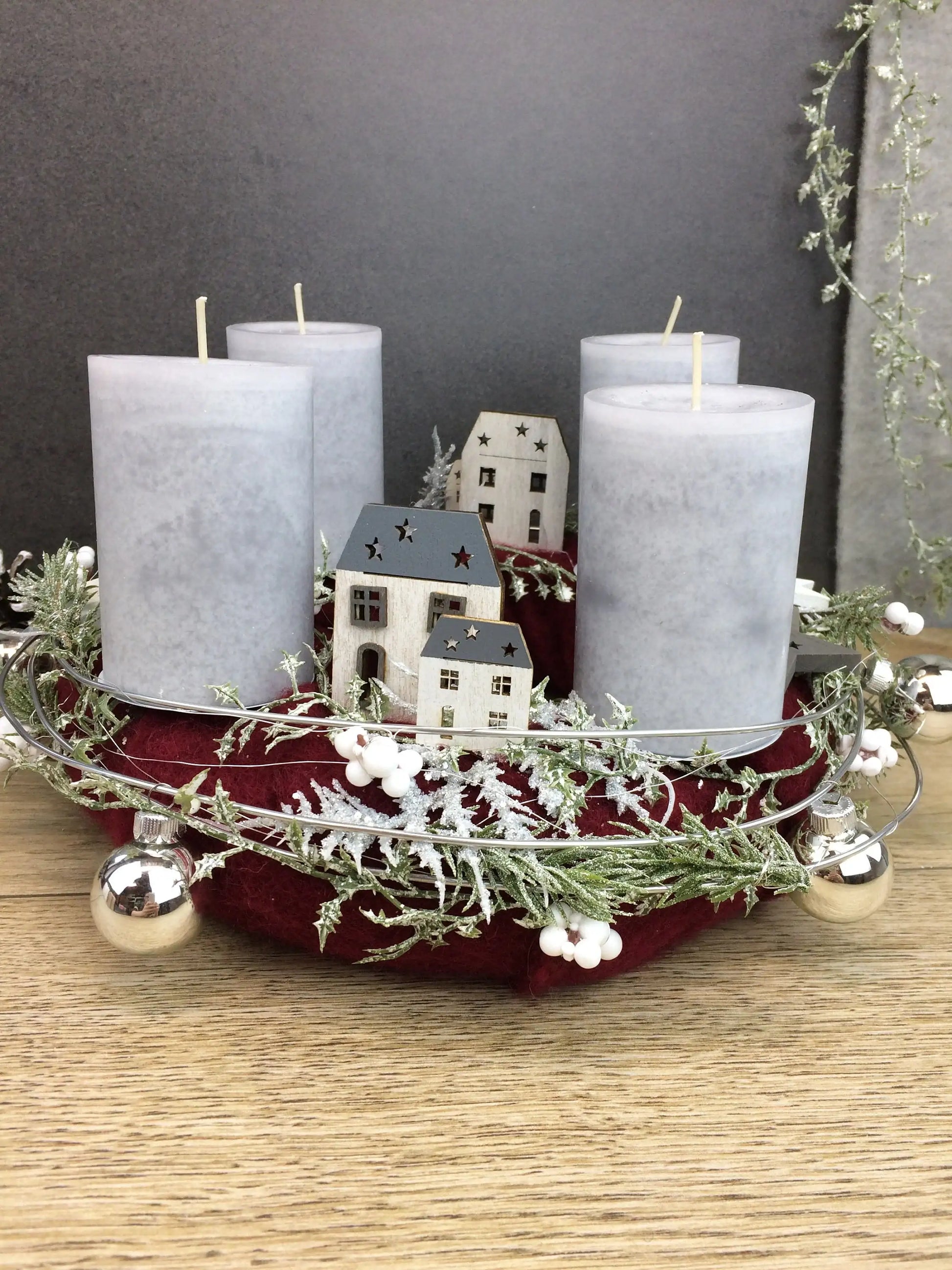 Adventskranz Adventskalender LED Lichterkette Häuser Große Kerzen Kugeln Sterne Tanne Silberdraht – handgemacht aus Seiden- und Kunstblumen, langlebig & pflegeleicht von SarahsFlowerStudio