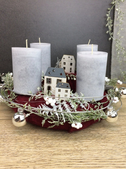 Adventskranz Adventskalender LED Lichterkette Häuser Große Kerzen Kugeln Sterne Tanne Silberdraht – handgemacht aus Seiden- und Kunstblumen, langlebig & pflegeleicht von SarahsFlowerStudio