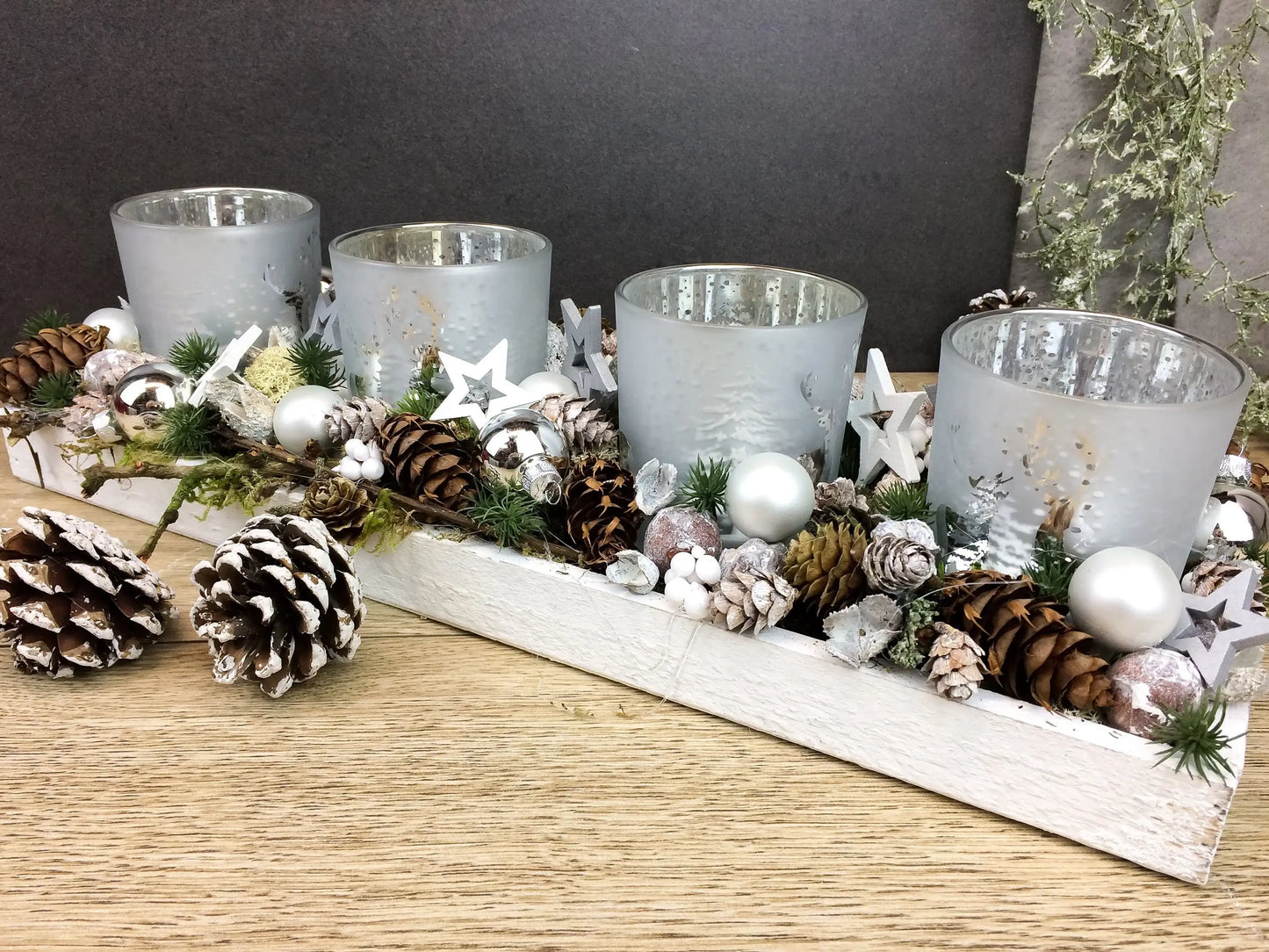 Adventskranz Adventskalender Modern Länglich Gläser Tablett in zwei verschiedenen Größen L und XL – handgemacht aus Seiden- und Kunstblumen, langlebig & pflegeleicht von SarahsFlowerStudio