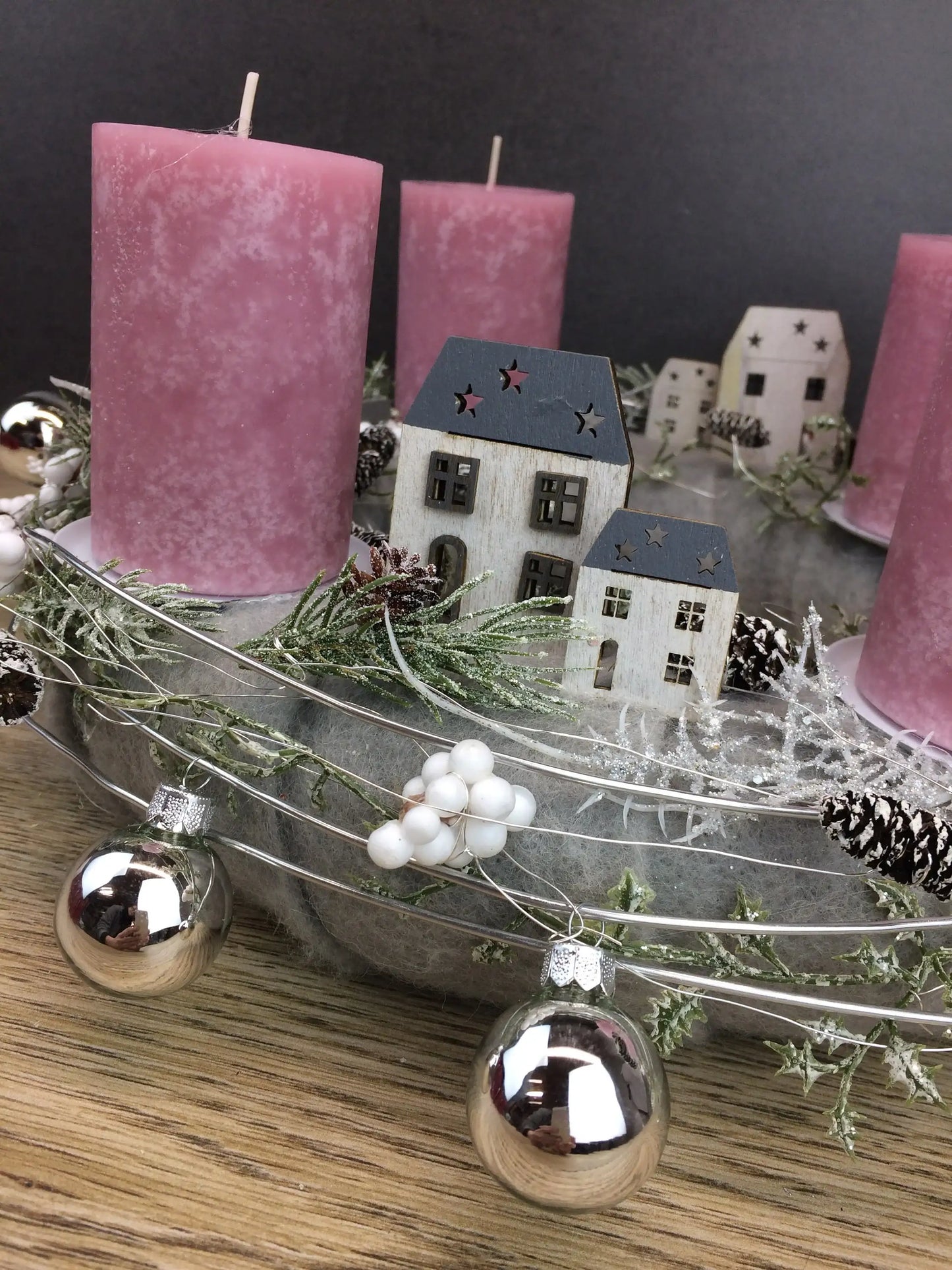 Adventskranz Adventskalender LED Lichterkette Häuser Große Kerzen Kugeln Sterne Tanne Silberdraht – handgemacht aus Seiden- und Kunstblumen, langlebig & pflegeleicht von SarahsFlowerStudio