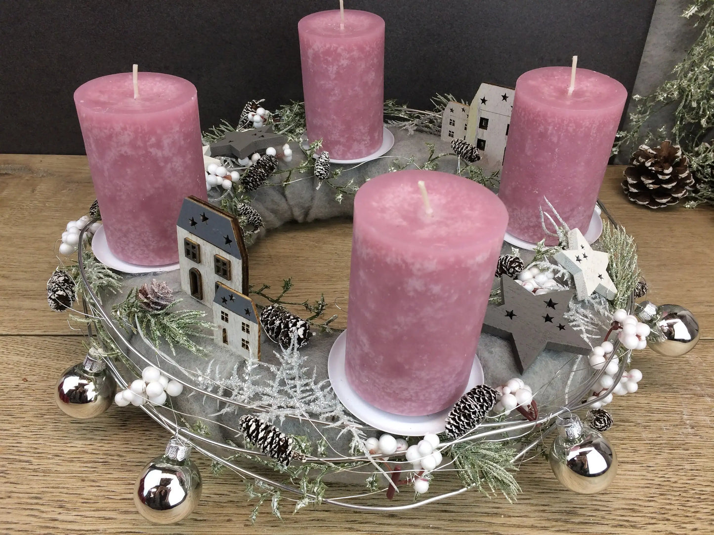 Adventskranz Adventskalender LED Lichterkette Häuser Große Kerzen Kugeln Sterne Tanne Silberdraht – handgemacht aus Seiden- und Kunstblumen, langlebig & pflegeleicht von SarahsFlowerStudio