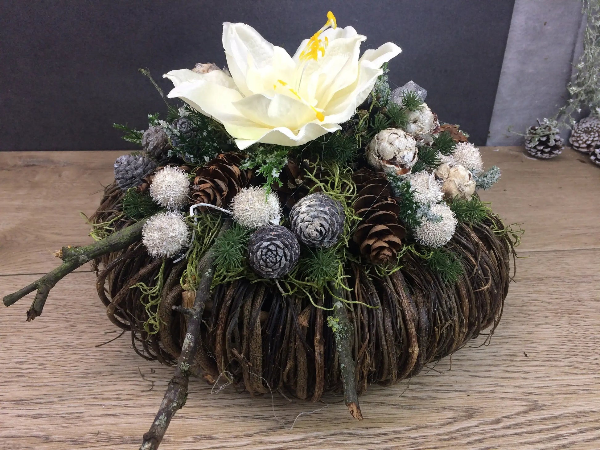 Grabgesteck Allerheiligen 32cm Grabschmuck Amaryllis Wunschfarbe Grabdeko Grabdekoration Allerheiligen – handgemacht aus Seiden- und Kunstblumen, langlebig & pflegeleicht von SarahsFlowerStudio