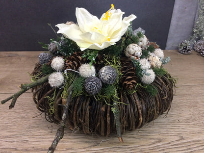 Grabgesteck Allerheiligen 32cm Grabschmuck Amaryllis Wunschfarbe Grabdeko Grabdekoration Allerheiligen – handgemacht aus Seiden- und Kunstblumen, langlebig & pflegeleicht von SarahsFlowerStudio