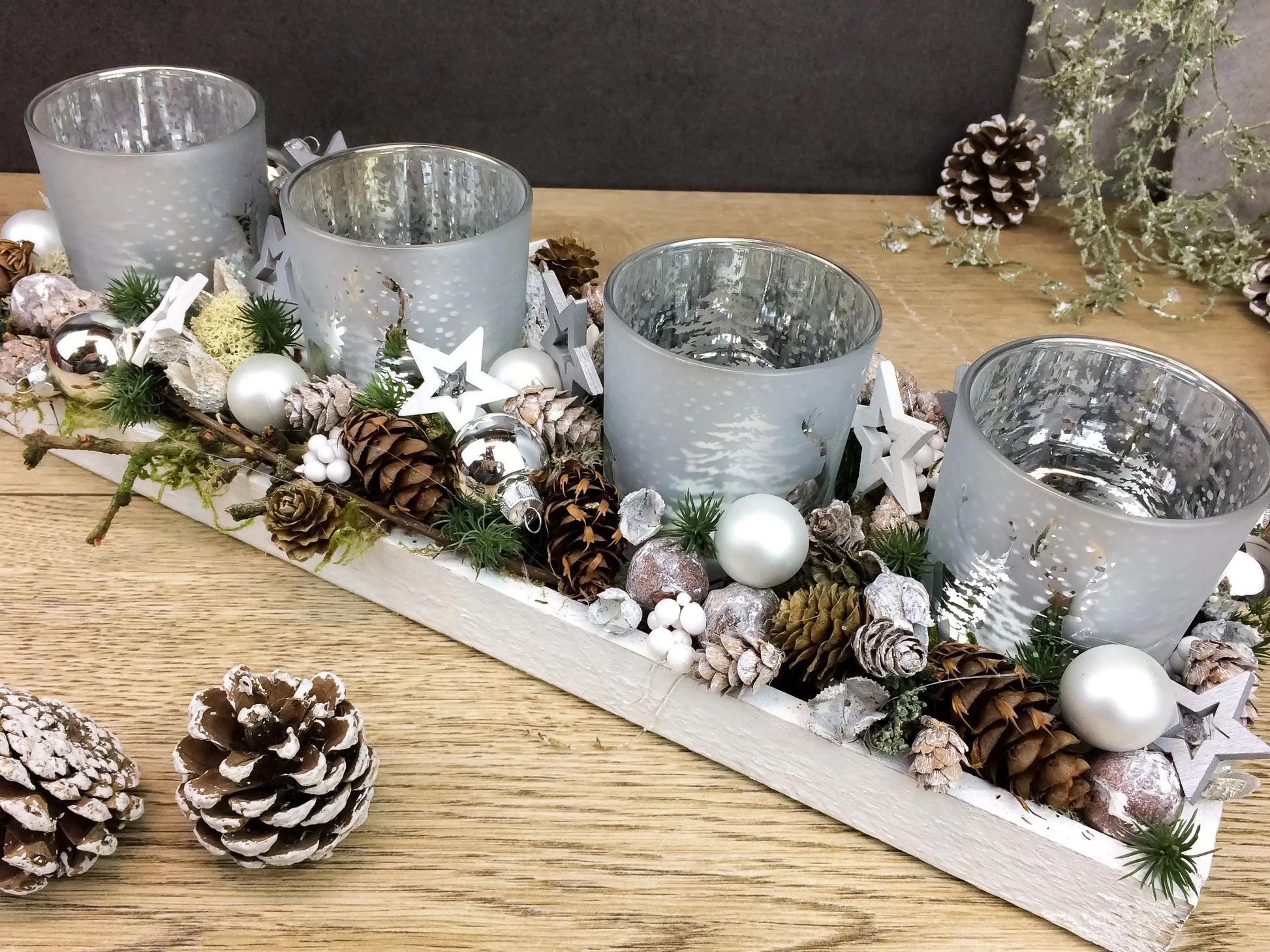 Adventskranz Adventskalender Modern Länglich Gläser Tablett in zwei verschiedenen Größen L und XL – handgemacht aus Seiden- und Kunstblumen, langlebig & pflegeleicht von SarahsFlowerStudio