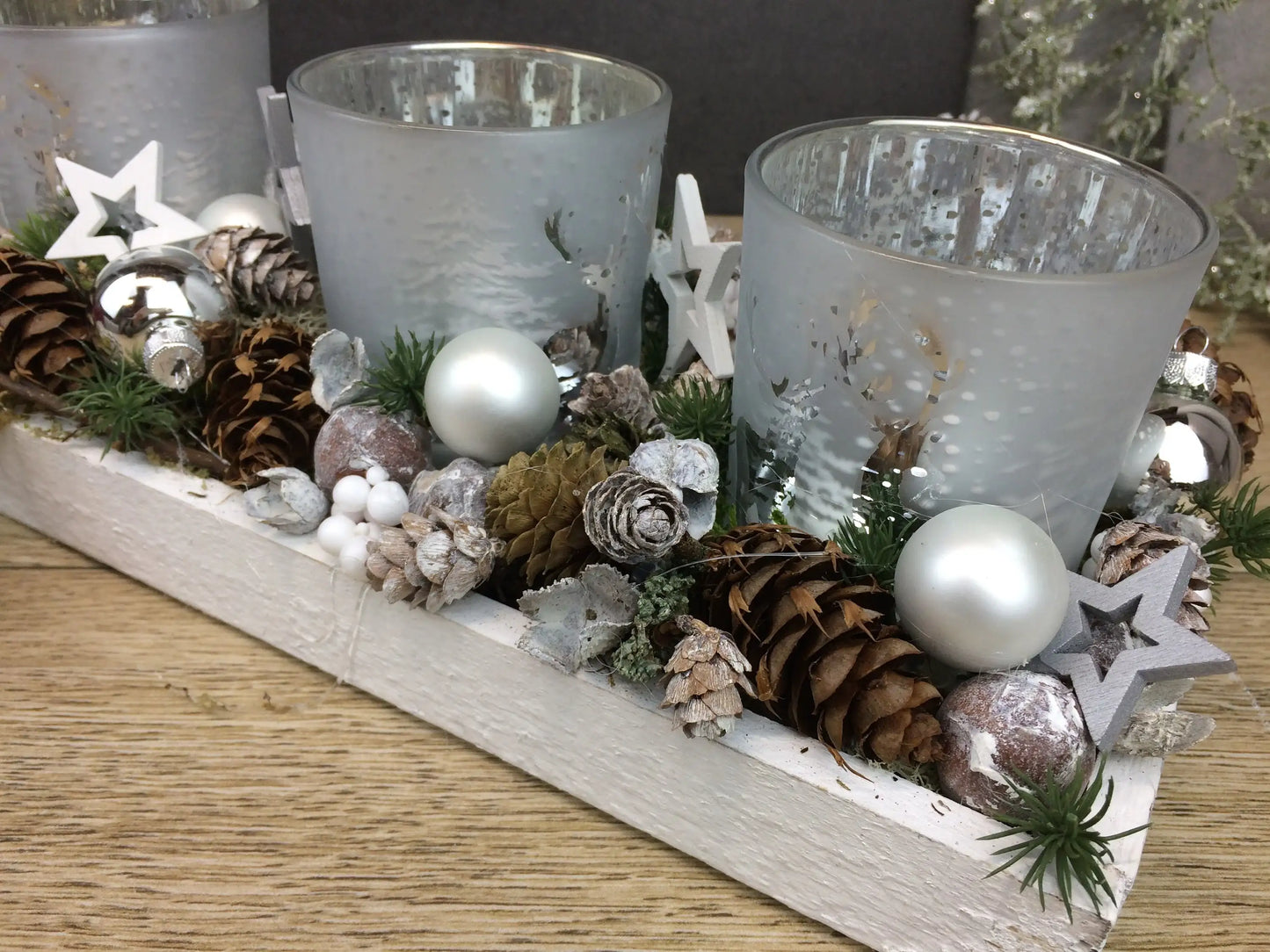 Adventskranz Adventskalender Modern Länglich Gläser Tablett in zwei verschiedenen Größen L und XL – handgemacht aus Seiden- und Kunstblumen, langlebig & pflegeleicht von SarahsFlowerStudio