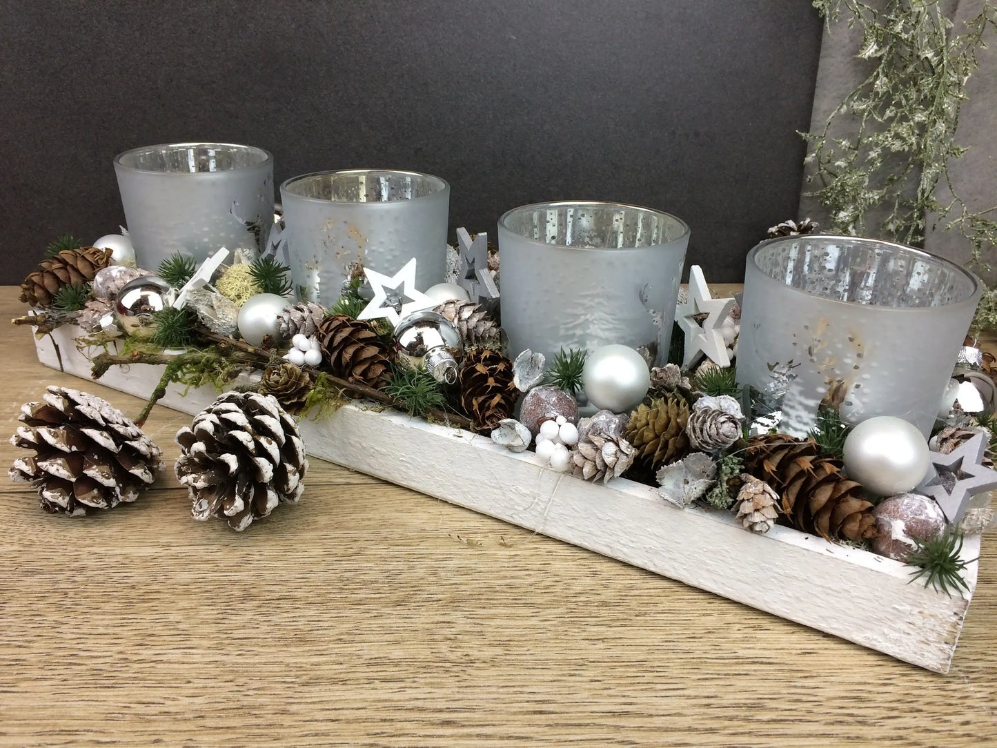 Adventskranz Adventskalender Modern Länglich Gläser Tablett in zwei verschiedenen Größen L und XL – handgemacht aus Seiden- und Kunstblumen, langlebig & pflegeleicht von SarahsFlowerStudio