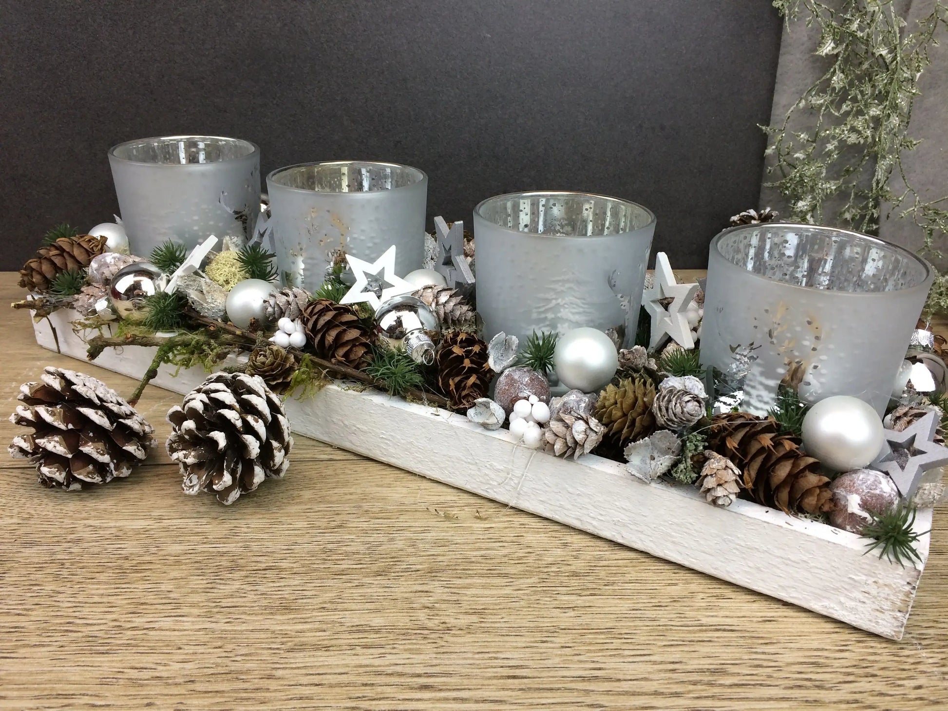 Adventskranz Adventskalender Modern Länglich Gläser Tablett in zwei verschiedenen Größen L und XL – handgemacht aus Seiden- und Kunstblumen, langlebig & pflegeleicht von SarahsFlowerStudio