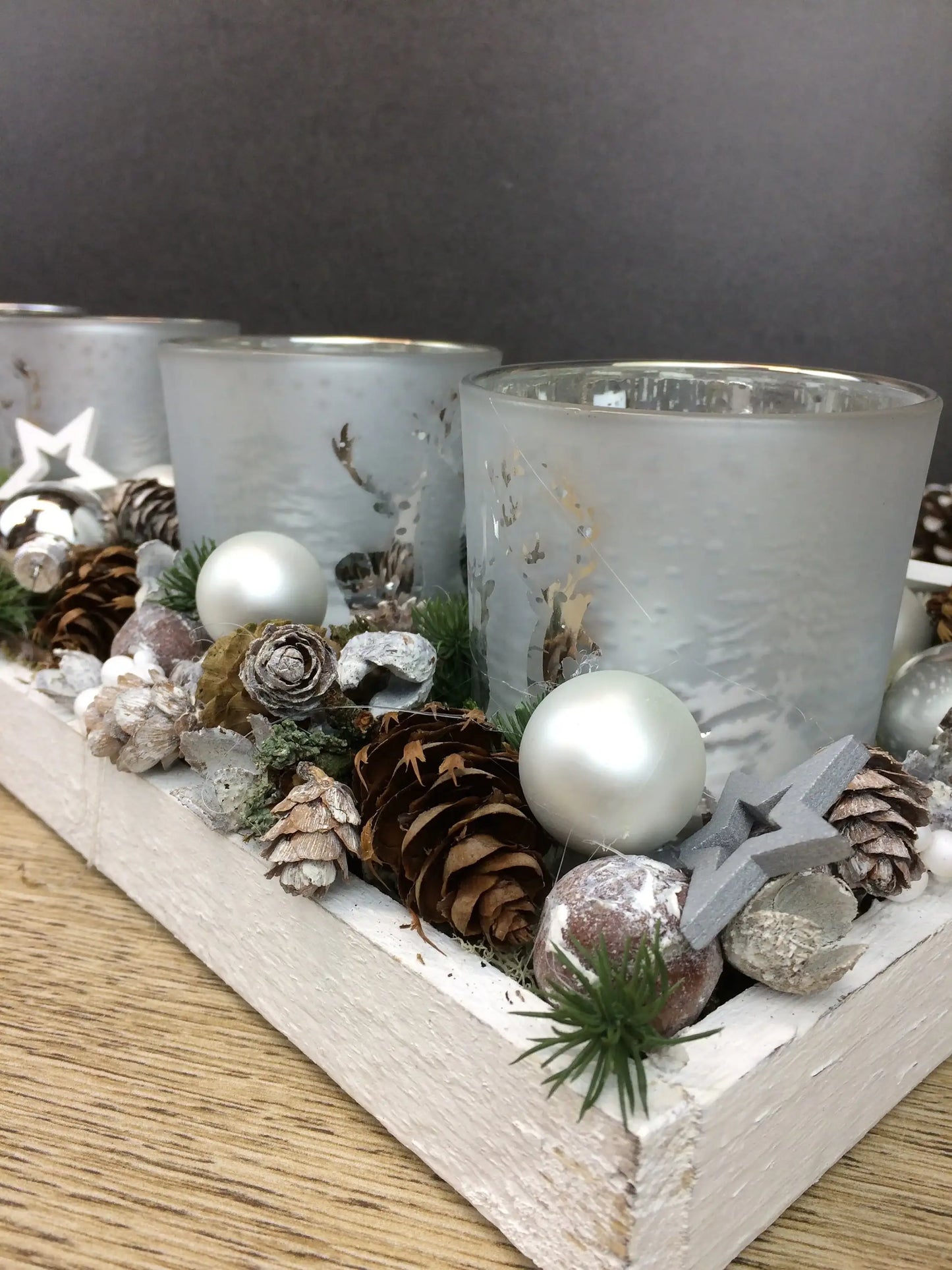 Adventskranz Adventskalender Modern Länglich Gläser Tablett in zwei verschiedenen Größen L und XL – handgemacht aus Seiden- und Kunstblumen, langlebig & pflegeleicht von SarahsFlowerStudio
