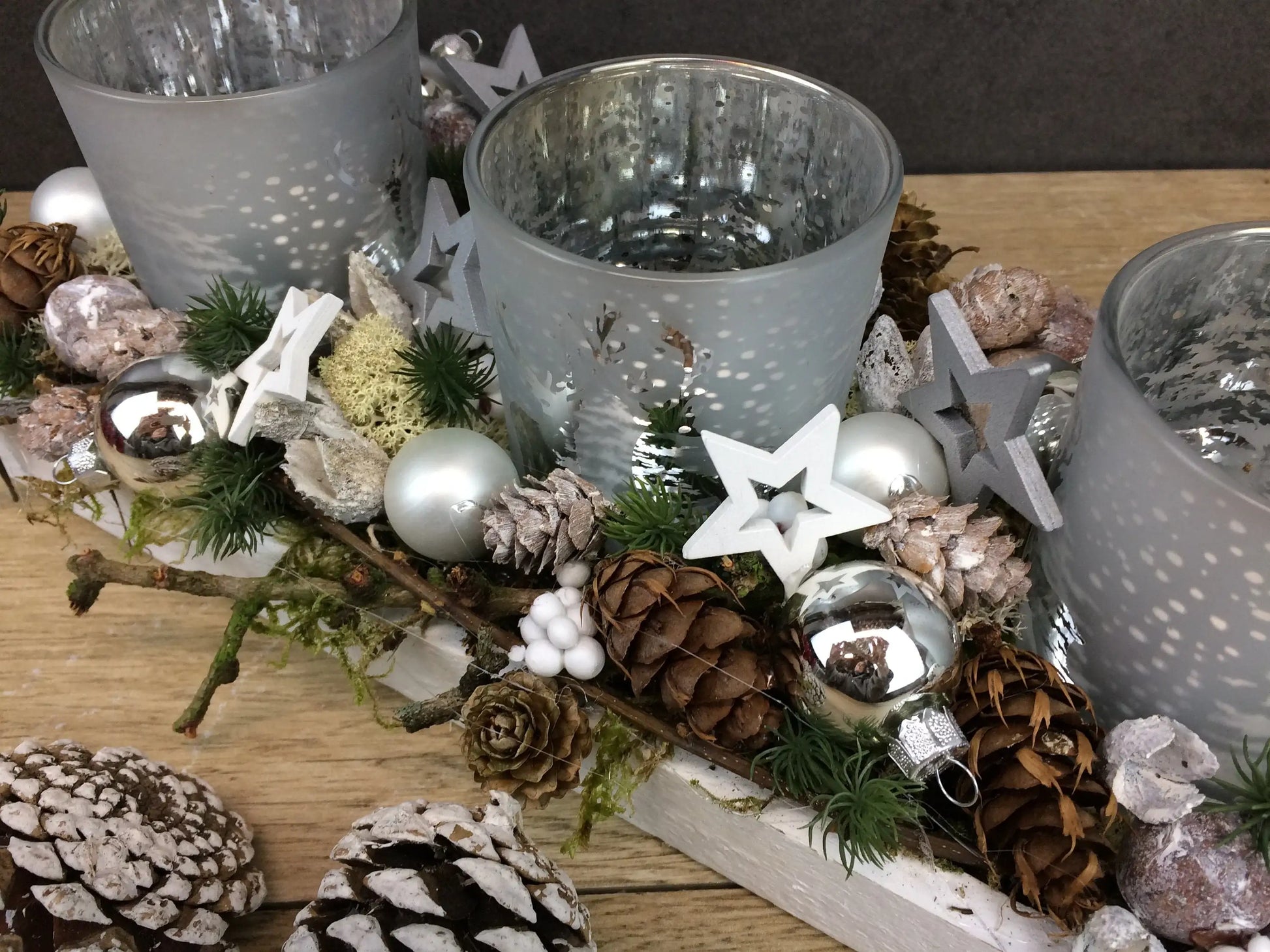 Adventskranz Adventskalender Modern Länglich Gläser Tablett in zwei verschiedenen Größen L und XL – handgemacht aus Seiden- und Kunstblumen, langlebig & pflegeleicht von SarahsFlowerStudio