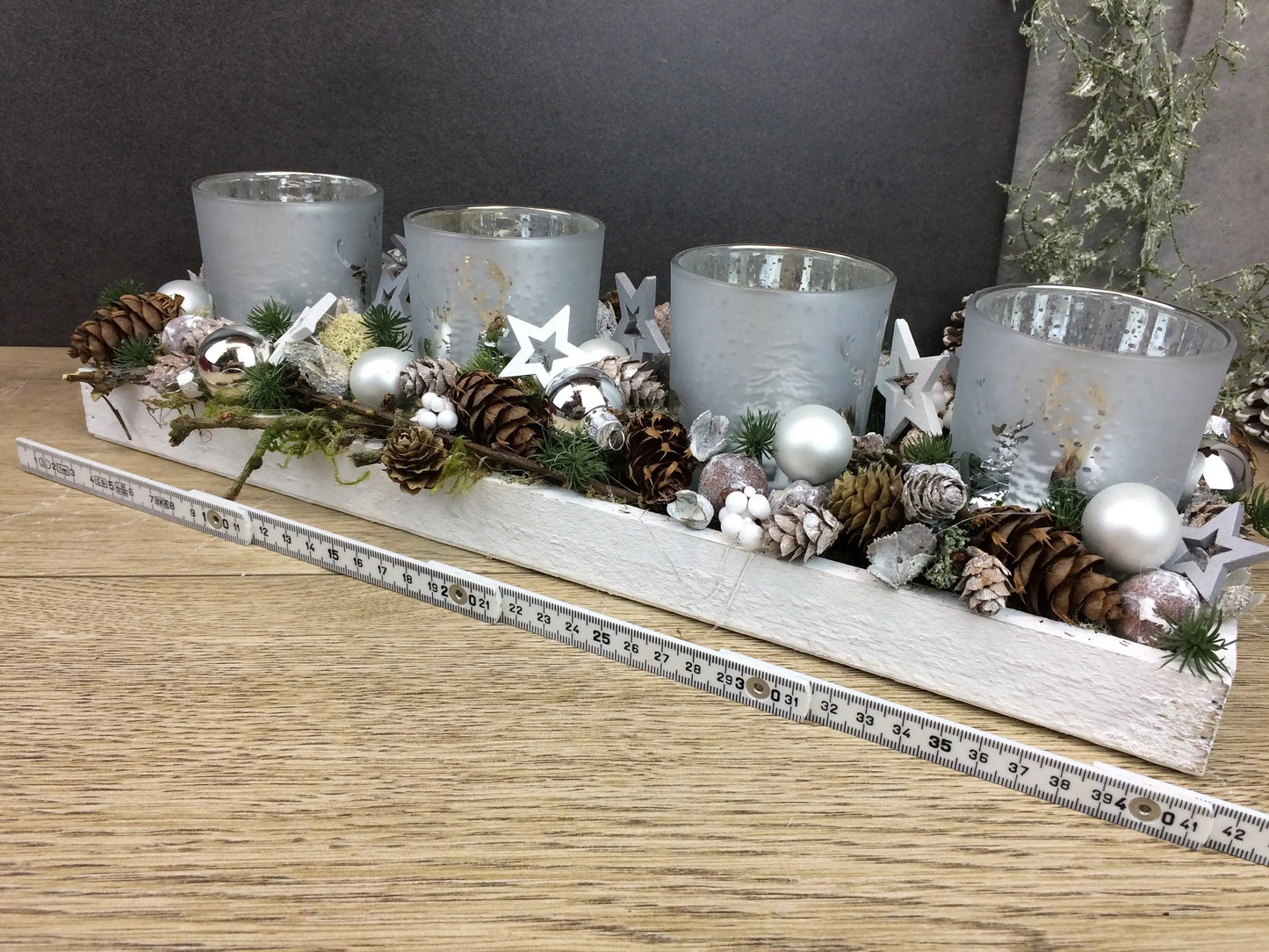 Adventskranz Adventskalender Modern Länglich Gläser Tablett in zwei verschiedenen Größen L und XL – handgemacht aus Seiden- und Kunstblumen, langlebig & pflegeleicht von SarahsFlowerStudio