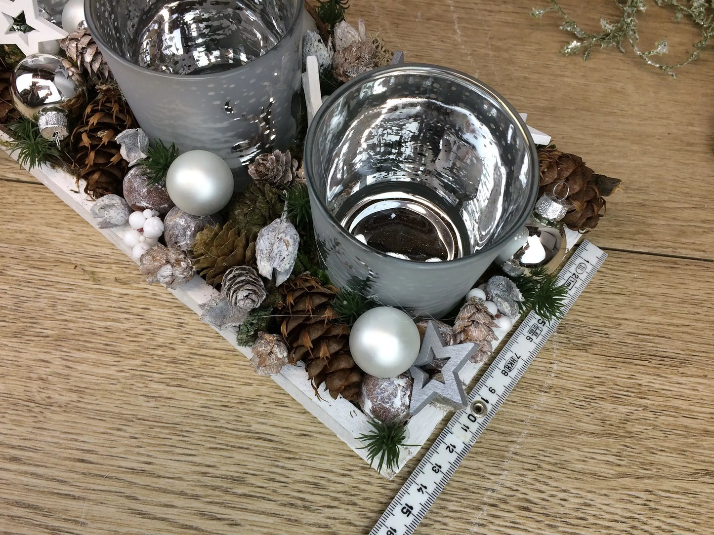 Adventskranz Adventskalender Modern Länglich Gläser Tablett in zwei verschiedenen Größen L und XL – handgemacht aus Seiden- und Kunstblumen, langlebig & pflegeleicht von SarahsFlowerStudio