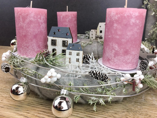 Adventskranz Adventskalender LED Lichterkette Häuser Große Kerzen Kugeln Sterne Tanne Silberdraht – handgemacht aus Seiden- und Kunstblumen, langlebig & pflegeleicht von SarahsFlowerStudio