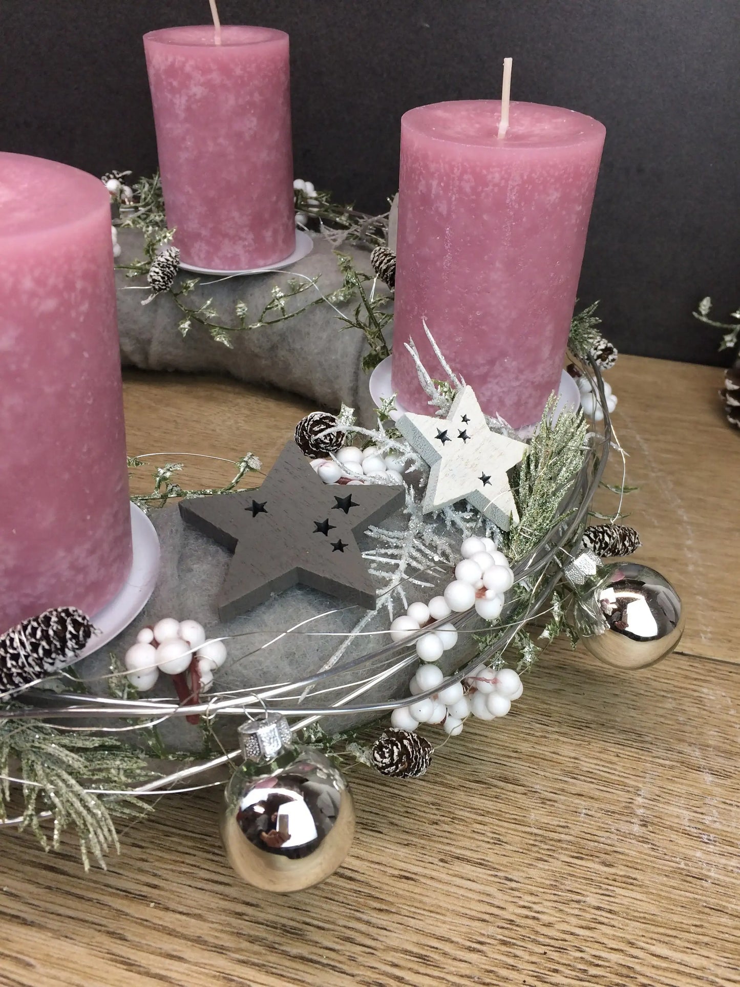 Adventskranz Adventskalender LED Lichterkette Häuser Große Kerzen Kugeln Sterne Tanne Silberdraht – handgemacht aus Seiden- und Kunstblumen, langlebig & pflegeleicht von SarahsFlowerStudio