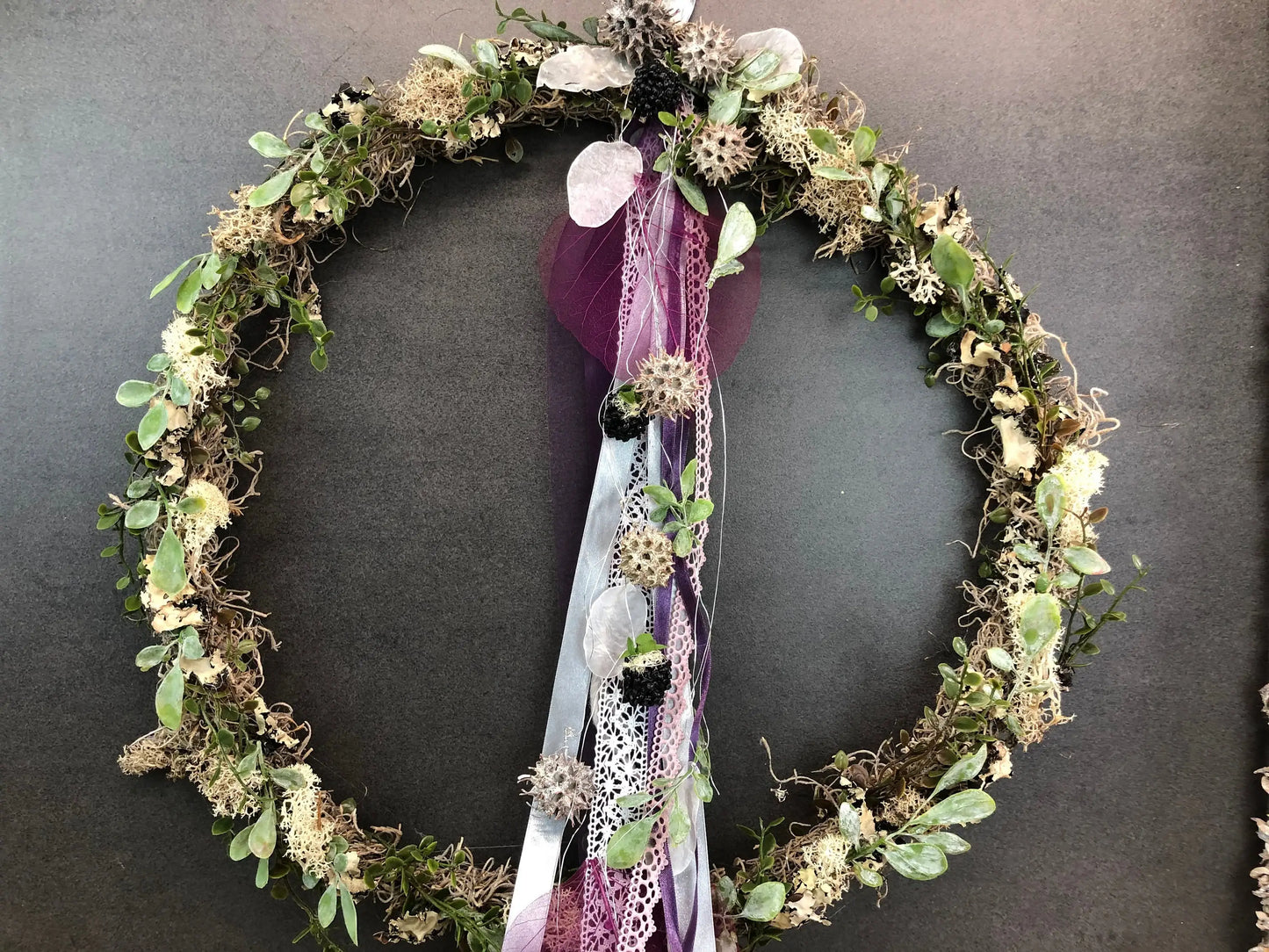 Türkranz ganzjährig Modern Türdeko Tür Schmuck Wunschgröße ganzjährig Boho Skelettblätter Band Filz Spitzenband Herbst – handgemacht aus Seiden- und Kunstblumen, langlebig & pflegeleicht von SarahsFlowerStudio