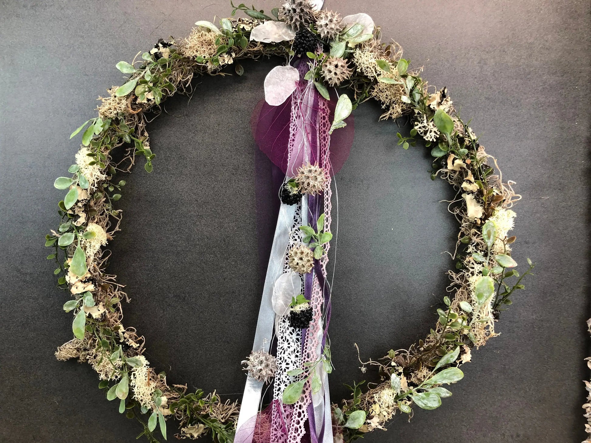 Türkranz ganzjährig Modern Türdeko Tür Schmuck Wunschgröße ganzjährig Boho Skelettblätter Band Filz Spitzenband Herbst – handgemacht aus Seiden- und Kunstblumen, langlebig & pflegeleicht von SarahsFlowerStudio