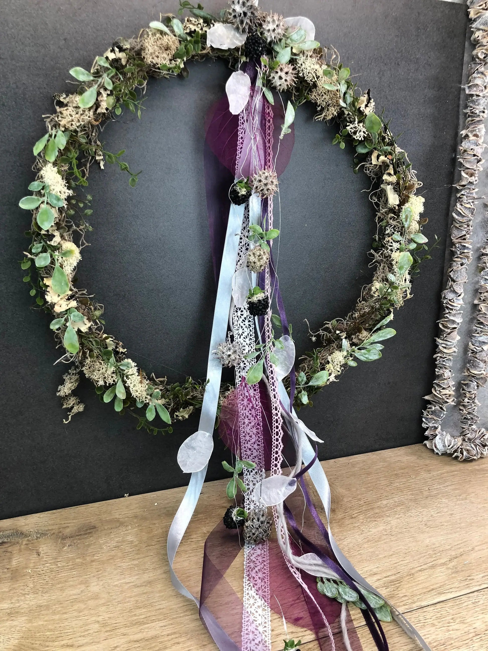 Türkranz ganzjährig Modern Türdeko Tür Schmuck Wunschgröße ganzjährig Boho Skelettblätter Band Filz Spitzenband Herbst – handgemacht aus Seiden- und Kunstblumen, langlebig & pflegeleicht von SarahsFlowerStudio