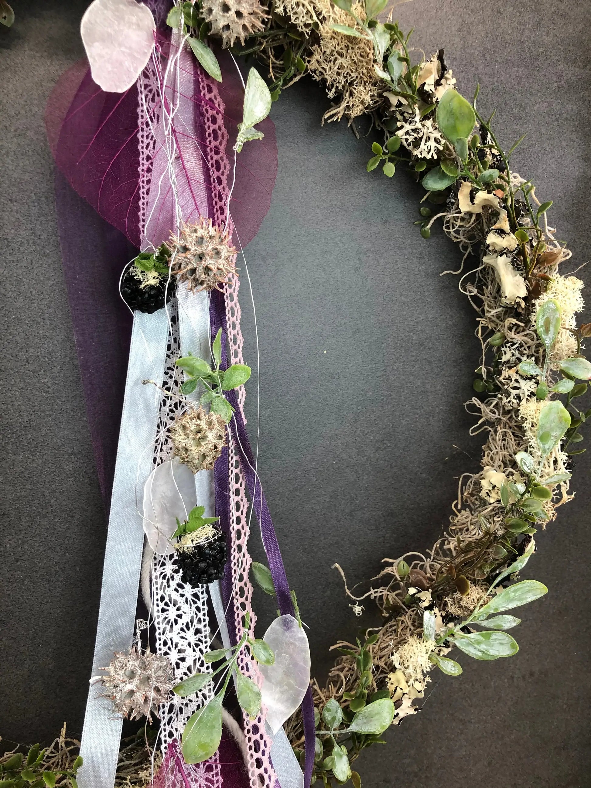 Türkranz ganzjährig Modern Türdeko Tür Schmuck Wunschgröße ganzjährig Boho Skelettblätter Band Filz Spitzenband Herbst – handgemacht aus Seiden- und Kunstblumen, langlebig & pflegeleicht von SarahsFlowerStudio