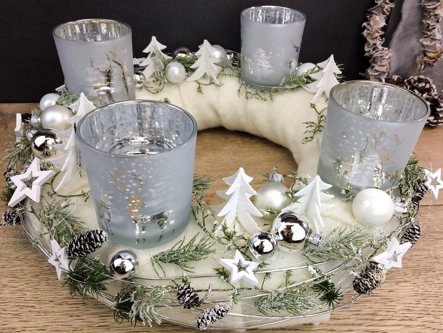 Adventskranz Adventskalender Gläser Zapfen Zimt 20er LED Lichterkette Kugeln Kerzen Tanne Filz Modern Natürlich Getrocknet Künstlich Haltbar – handgemacht aus Seiden- und Kunstblumen, langlebig & pflegeleicht von SarahsFlowerStudio