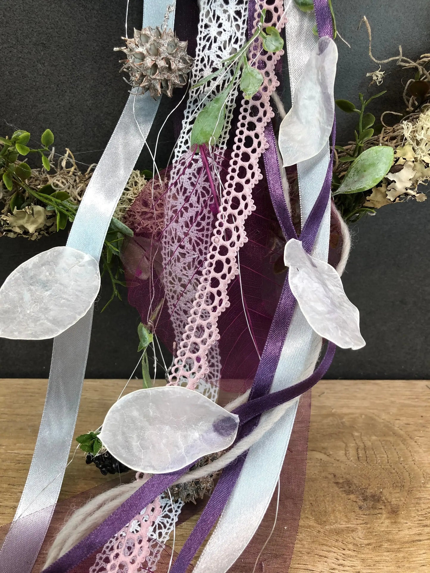 Türkranz ganzjährig Modern Türdeko Tür Schmuck Wunschgröße ganzjährig Boho Skelettblätter Band Filz Spitzenband Herbst – handgemacht aus Seiden- und Kunstblumen, langlebig & pflegeleicht von SarahsFlowerStudio