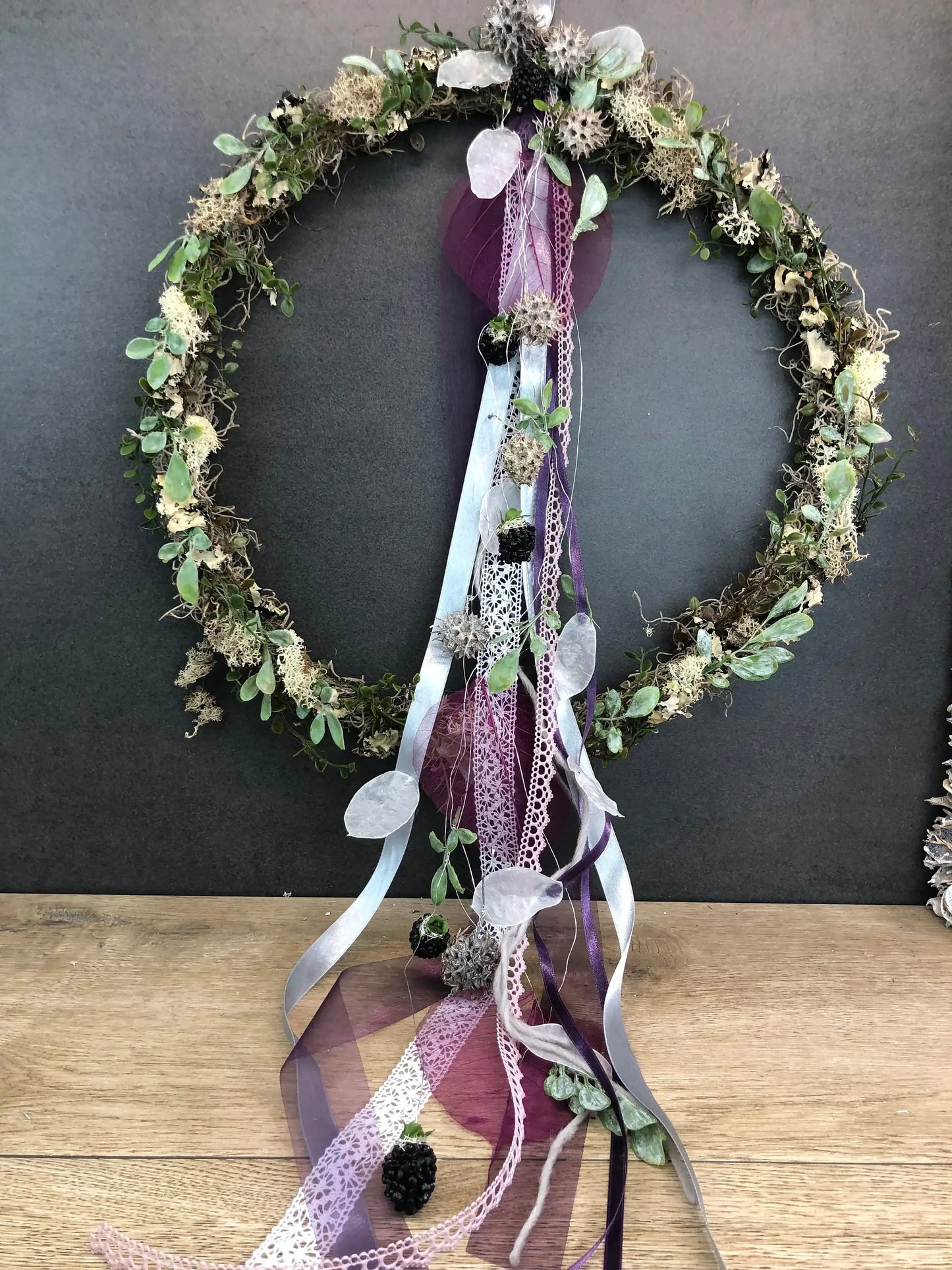 Türkranz ganzjährig Modern Türdeko Tür Schmuck Wunschgröße ganzjährig Boho Skelettblätter Band Filz Spitzenband Herbst – handgemacht aus Seiden- und Kunstblumen, langlebig & pflegeleicht von SarahsFlowerStudio