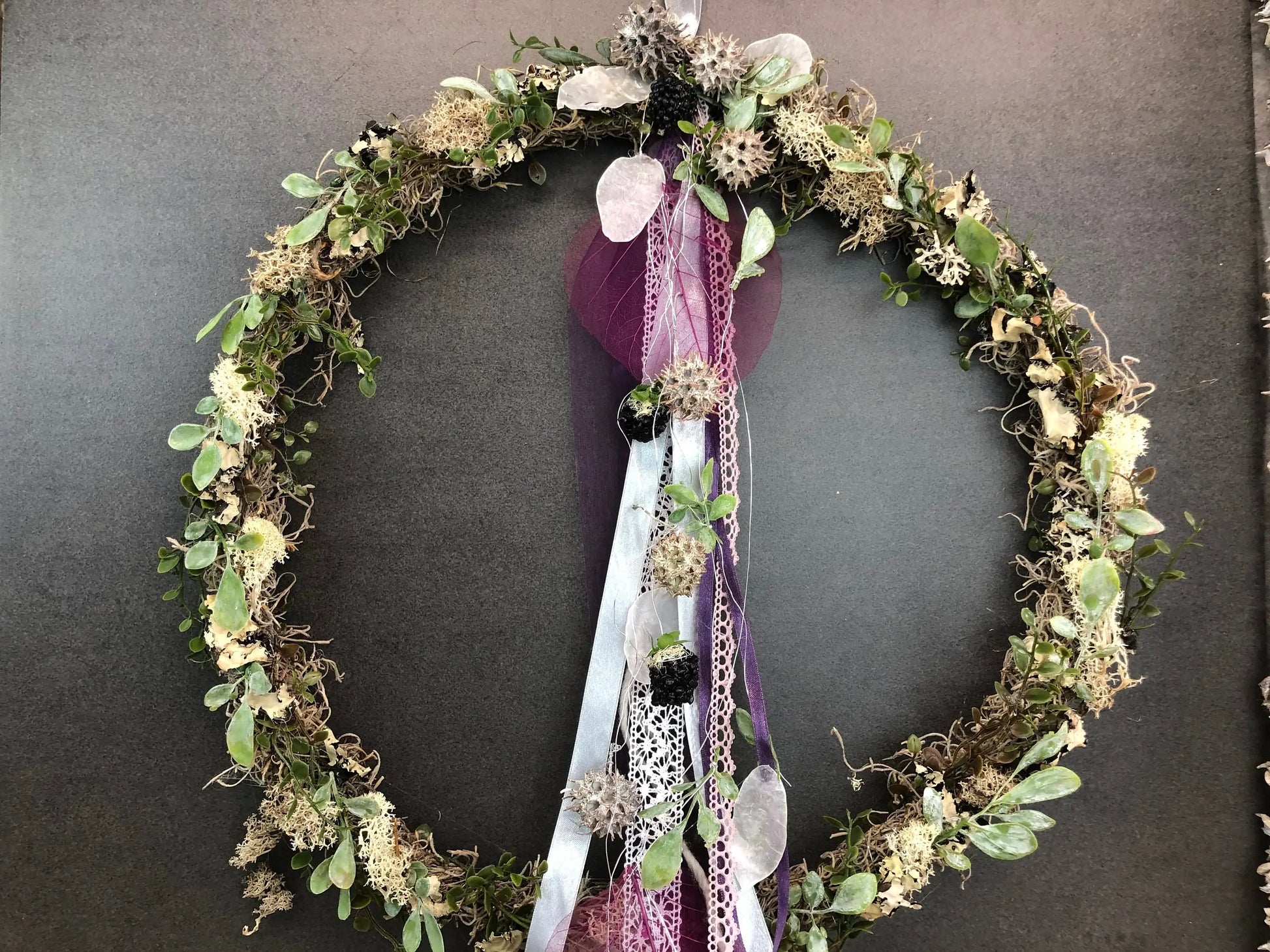 Türkranz ganzjährig Modern Türdeko Tür Schmuck Wunschgröße ganzjährig Boho Skelettblätter Band Filz Spitzenband Herbst – handgemacht aus Seiden- und Kunstblumen, langlebig & pflegeleicht von SarahsFlowerStudio