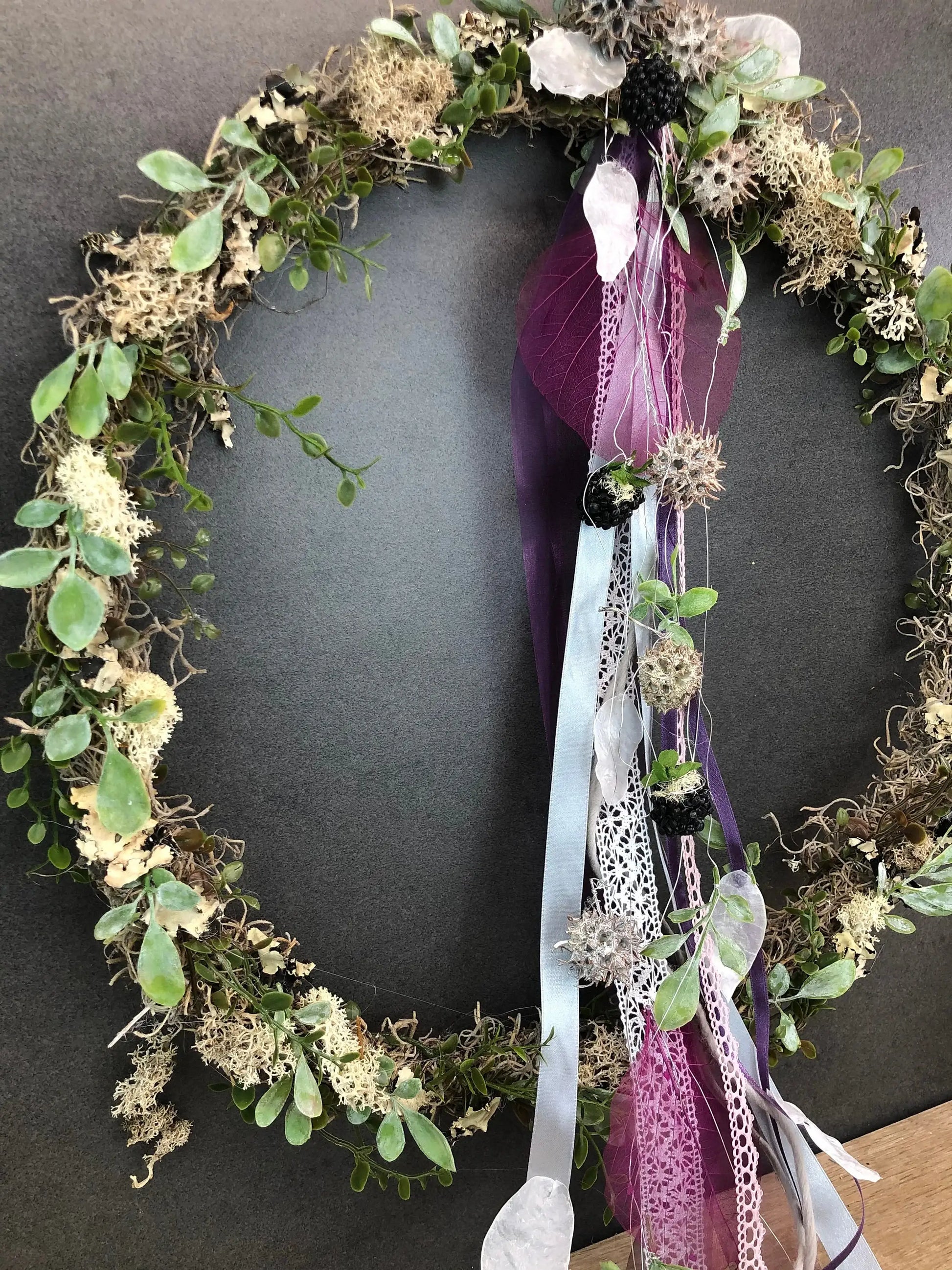 Türkranz ganzjährig Modern Türdeko Tür Schmuck Wunschgröße ganzjährig Boho Skelettblätter Band Filz Spitzenband Herbst – handgemacht aus Seiden- und Kunstblumen, langlebig & pflegeleicht von SarahsFlowerStudio