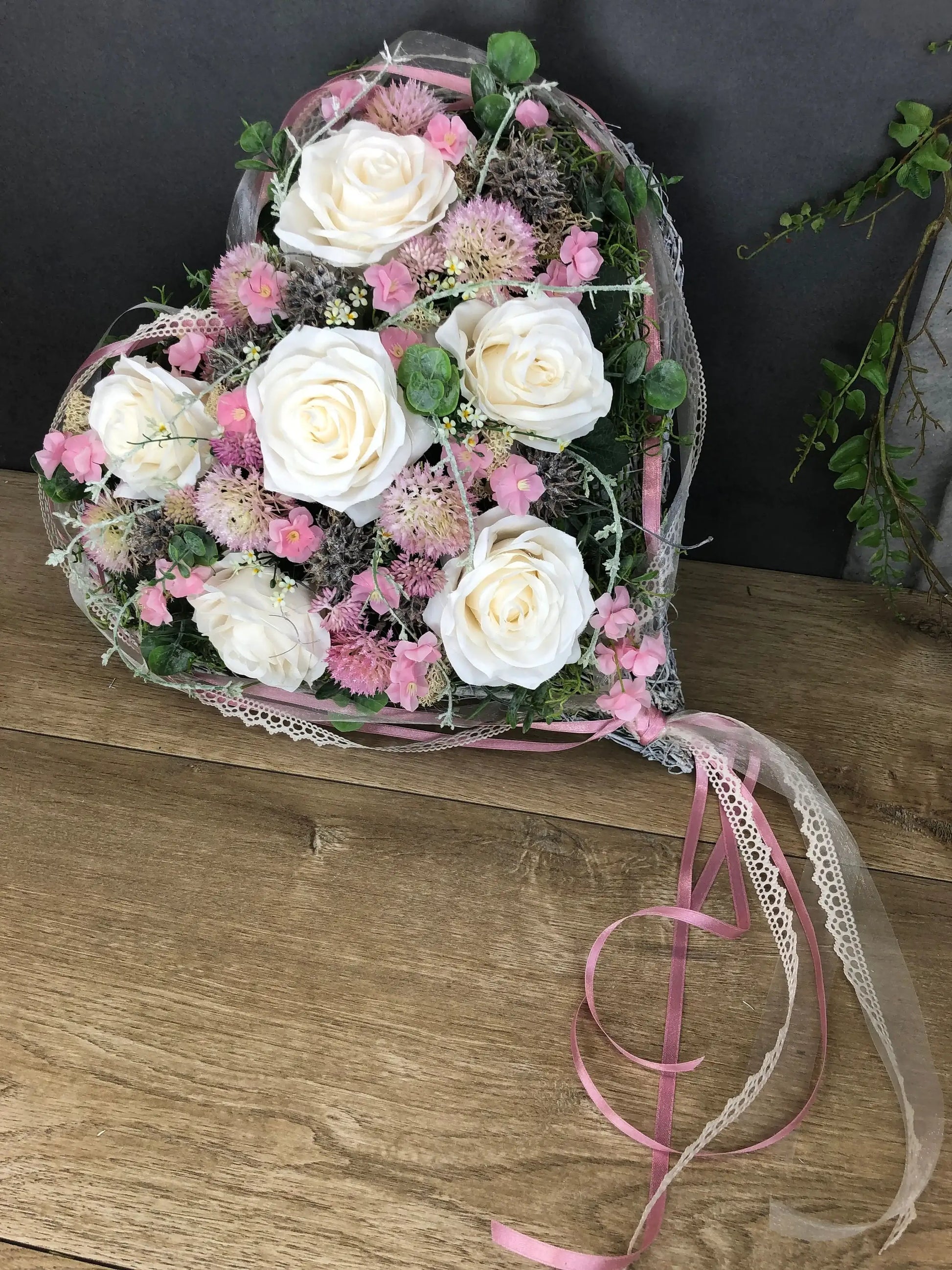 Grabgesteck Rosen Wiesenblumen Grabschmuck Herz Grabdeko Grabdekoration – handgemacht aus Seiden- und Kunstblumen, langlebig & pflegeleicht von SarahsFlowerStudio