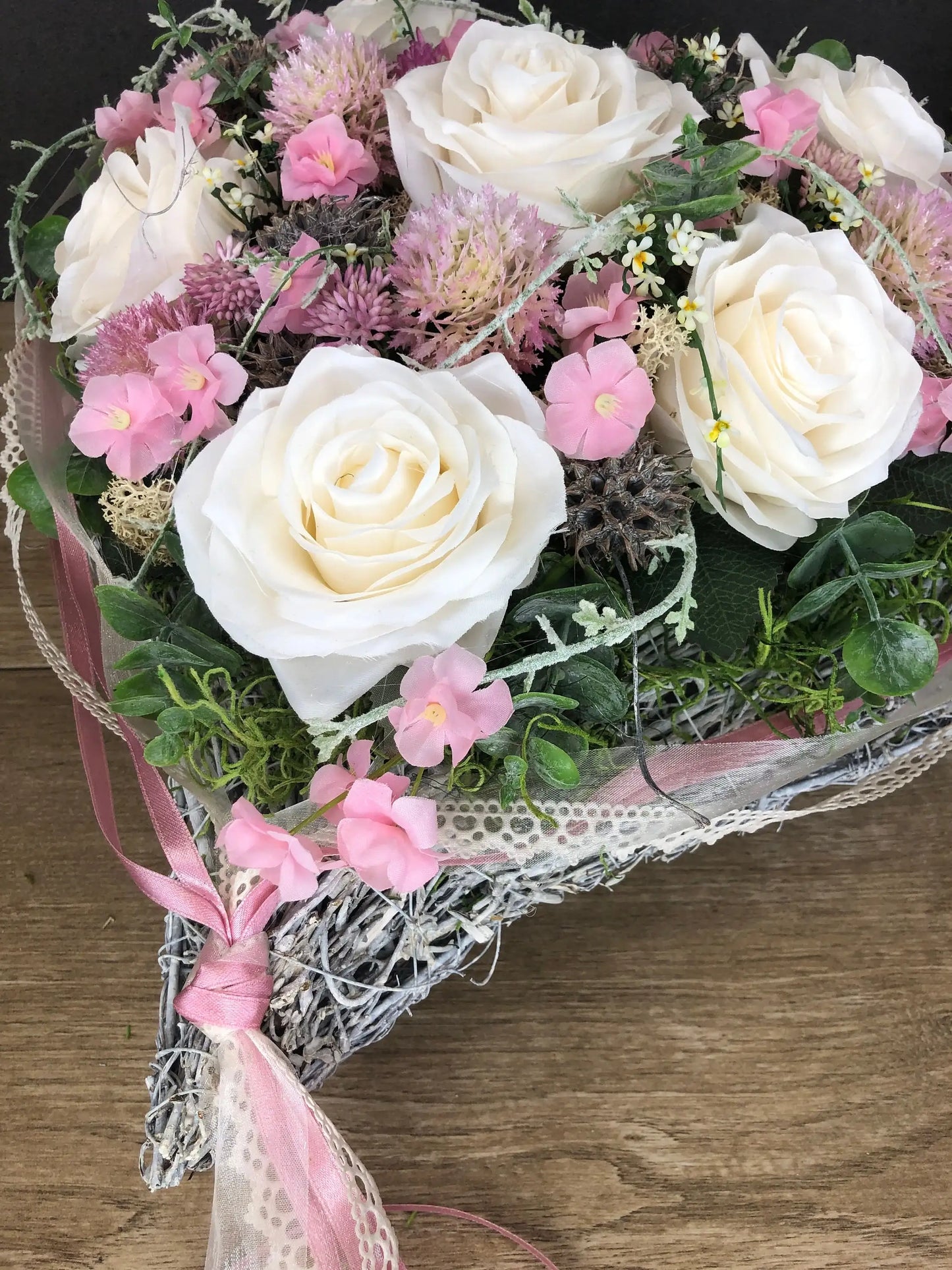 Grabgesteck Rosen Wiesenblumen Grabschmuck Herz Grabdeko Grabdekoration – handgemacht aus Seiden- und Kunstblumen, langlebig & pflegeleicht von SarahsFlowerStudio