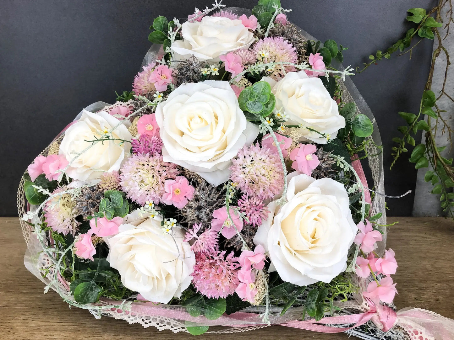 Grabgesteck Rosen Wiesenblumen Grabschmuck Herz Grabdeko Grabdekoration – handgemacht aus Seiden- und Kunstblumen, langlebig & pflegeleicht von SarahsFlowerStudio