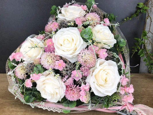 Grabgesteck Rosen Wiesenblumen Grabschmuck Herz Grabdeko Grabdekoration – handgemacht aus Seiden- und Kunstblumen, langlebig & pflegeleicht von SarahsFlowerStudio