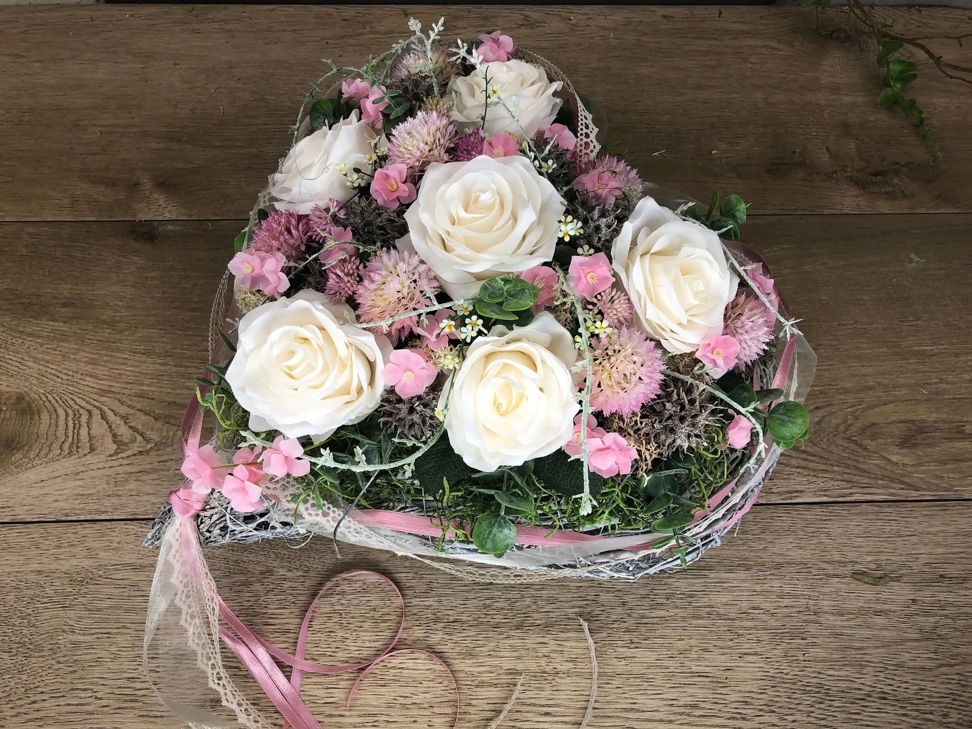 Grabgesteck Rosen Wiesenblumen Grabschmuck Herz Grabdeko Grabdekoration – handgemacht aus Seiden- und Kunstblumen, langlebig & pflegeleicht von SarahsFlowerStudio