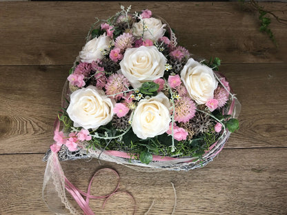 Grabgesteck Rosen Wiesenblumen Grabschmuck Herz Grabdeko Grabdekoration – handgemacht aus Seiden- und Kunstblumen, langlebig & pflegeleicht von SarahsFlowerStudio