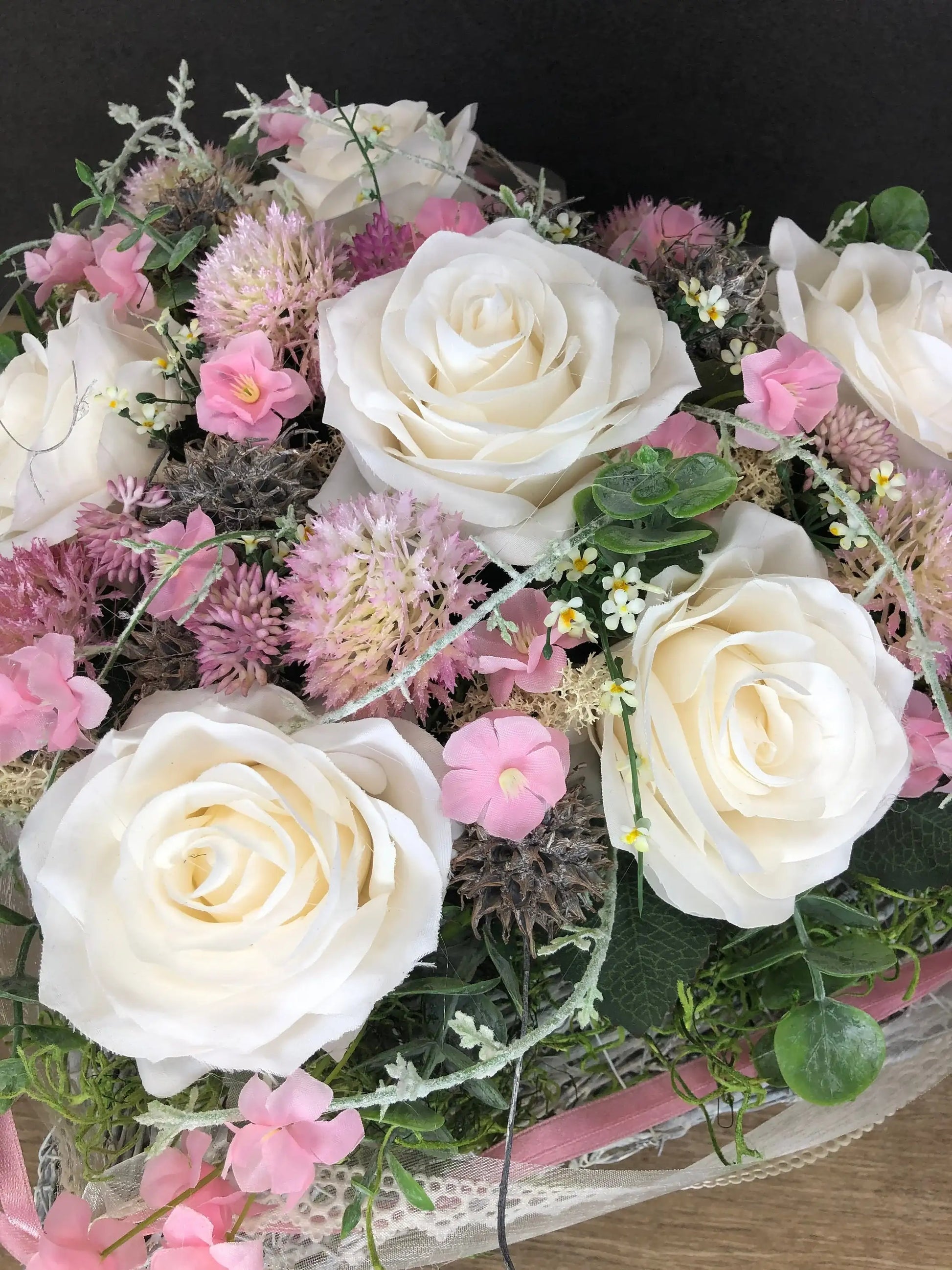 Grabgesteck Rosen Wiesenblumen Grabschmuck Herz Grabdeko Grabdekoration – handgemacht aus Seiden- und Kunstblumen, langlebig & pflegeleicht von SarahsFlowerStudio