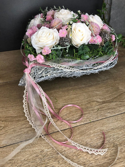 Grabgesteck Rosen Wiesenblumen Grabschmuck Herz Grabdeko Grabdekoration – handgemacht aus Seiden- und Kunstblumen, langlebig & pflegeleicht von SarahsFlowerStudio
