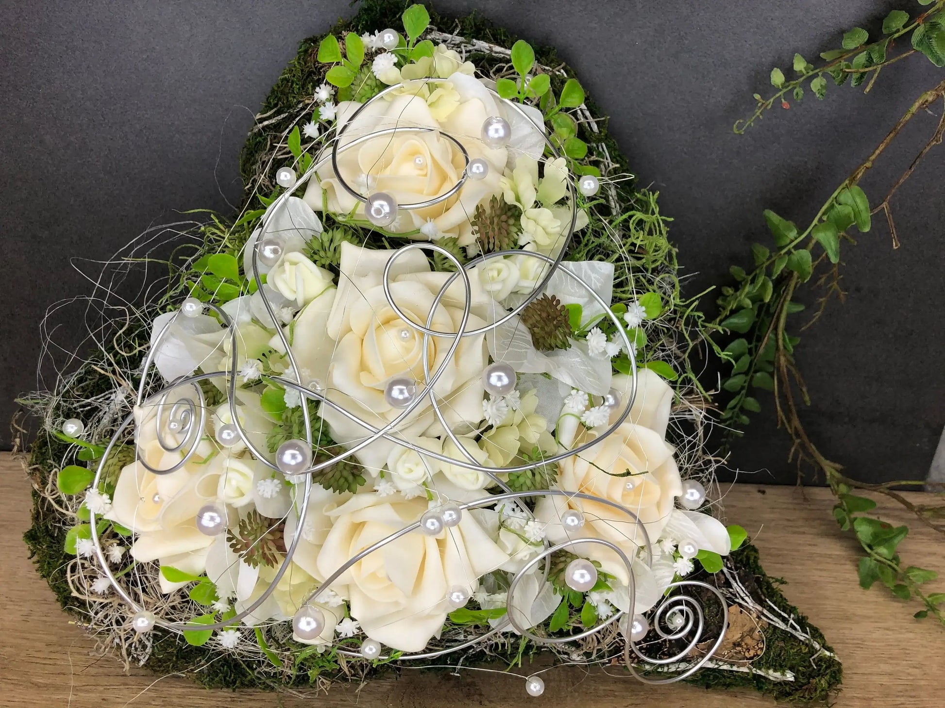 Grabgesteck Grabschmuck Herz Grabdekoration Grabschmuck Allerheiligen Rose – handgemacht aus Seiden- und Kunstblumen, langlebig & pflegeleicht von SarahsFlowerStudio